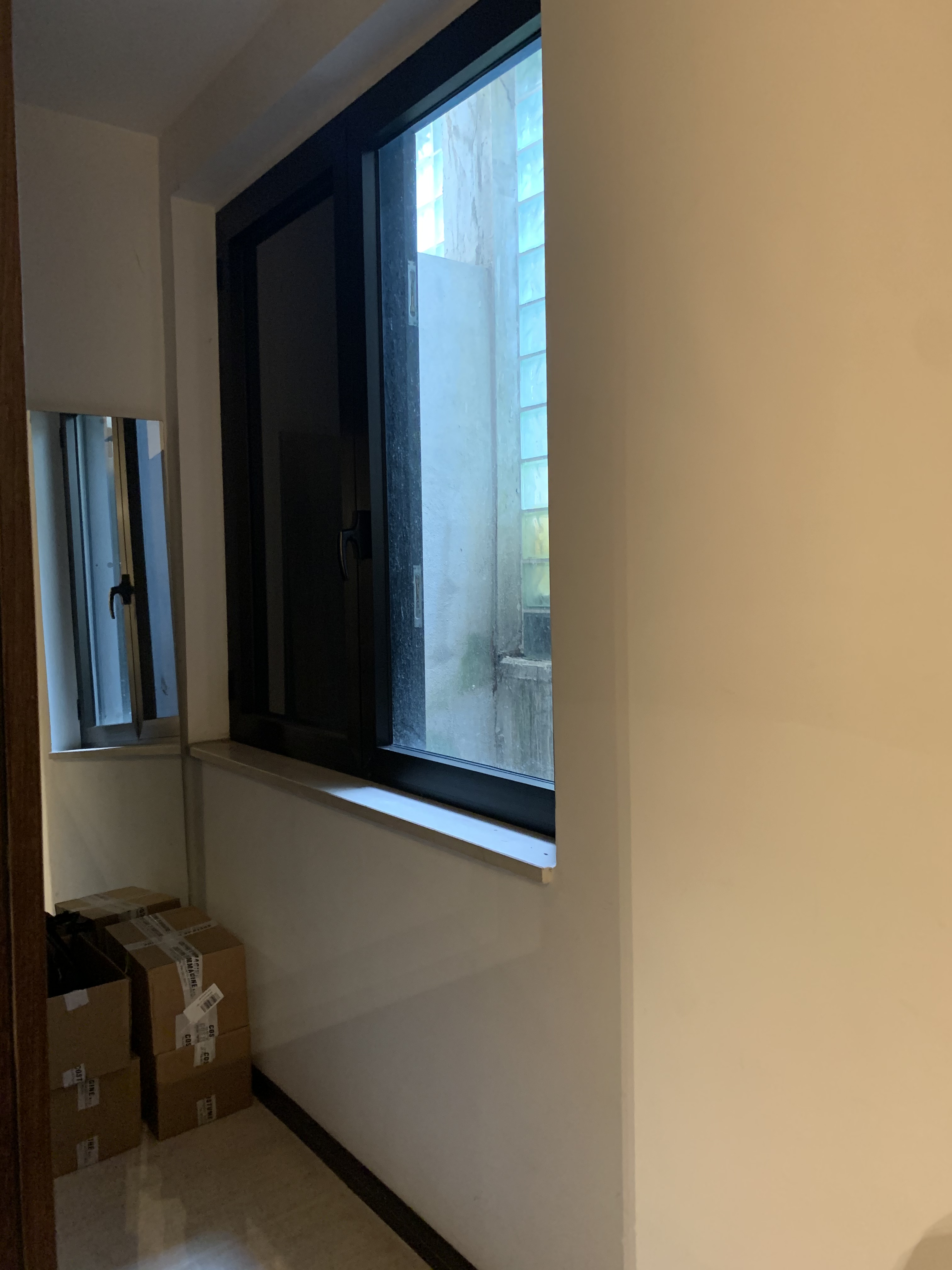 fittasi libero rifinito locale ad uso deposito.