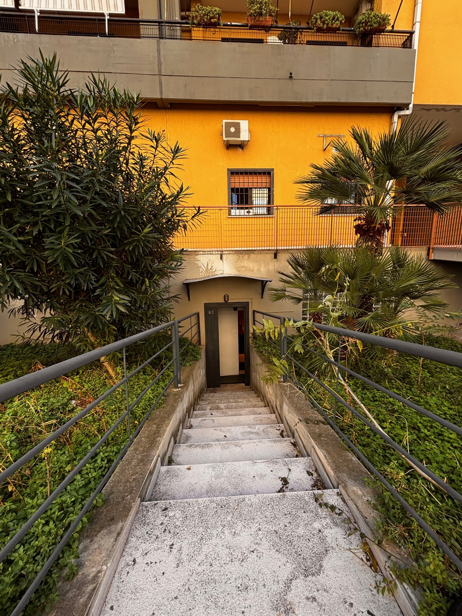 fittasi libero rifinito locale ad uso deposito.