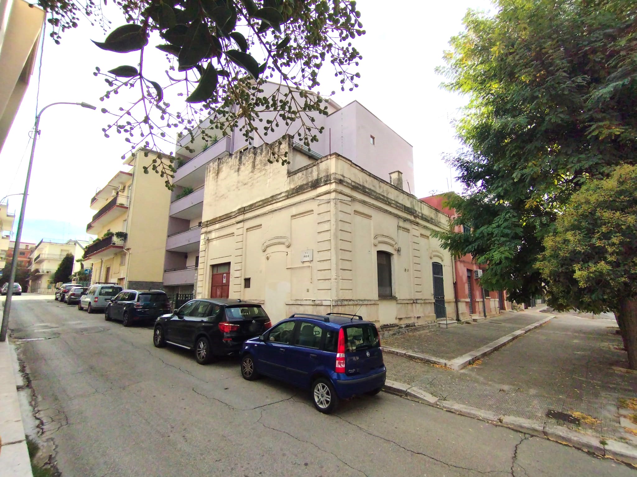 SOLUZIONE ANGOLARE CON POTENZIALE EDIFICATORIO
