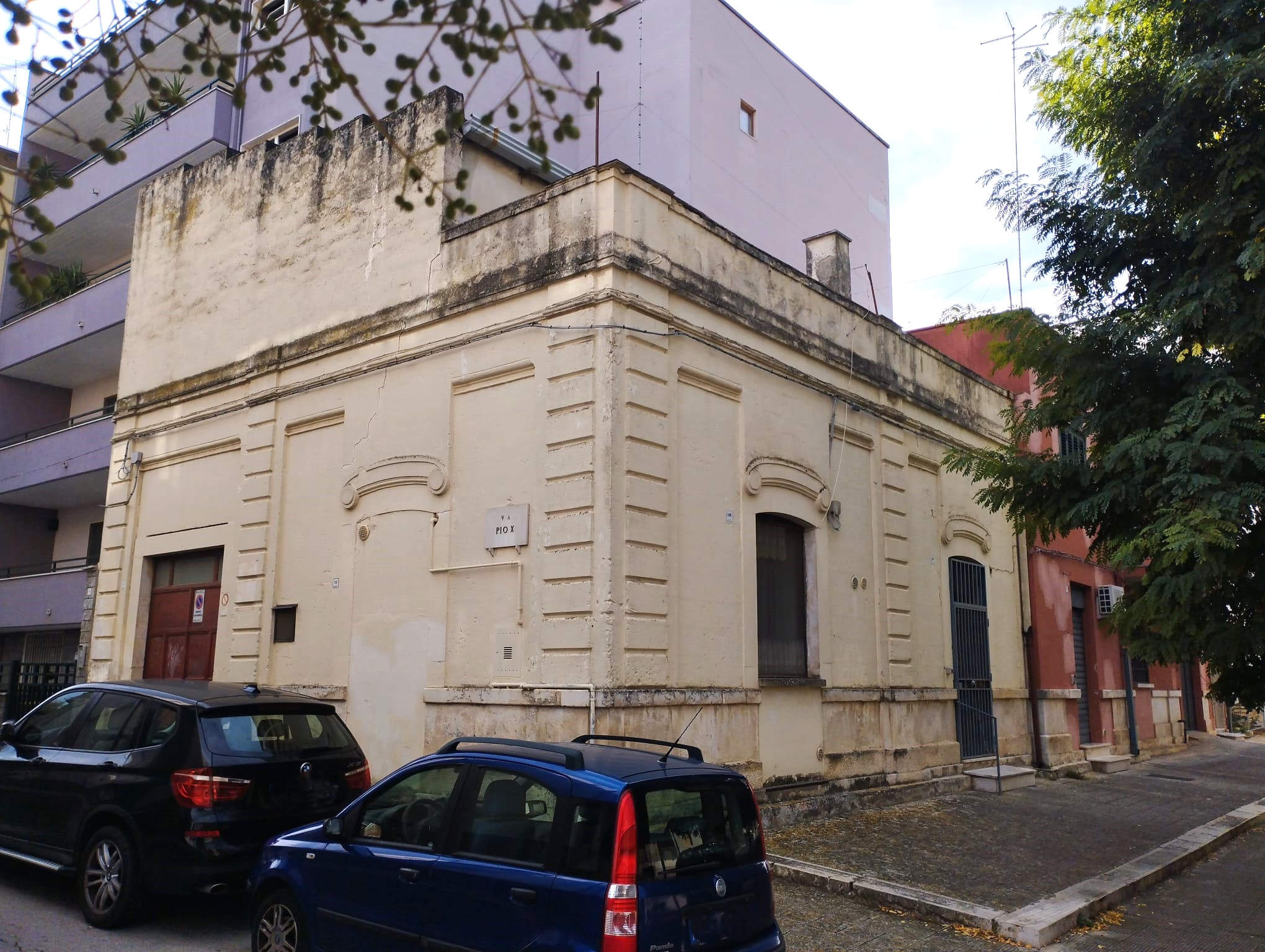SOLUZIONE ANGOLARE CON POTENZIALE EDIFICATORIO