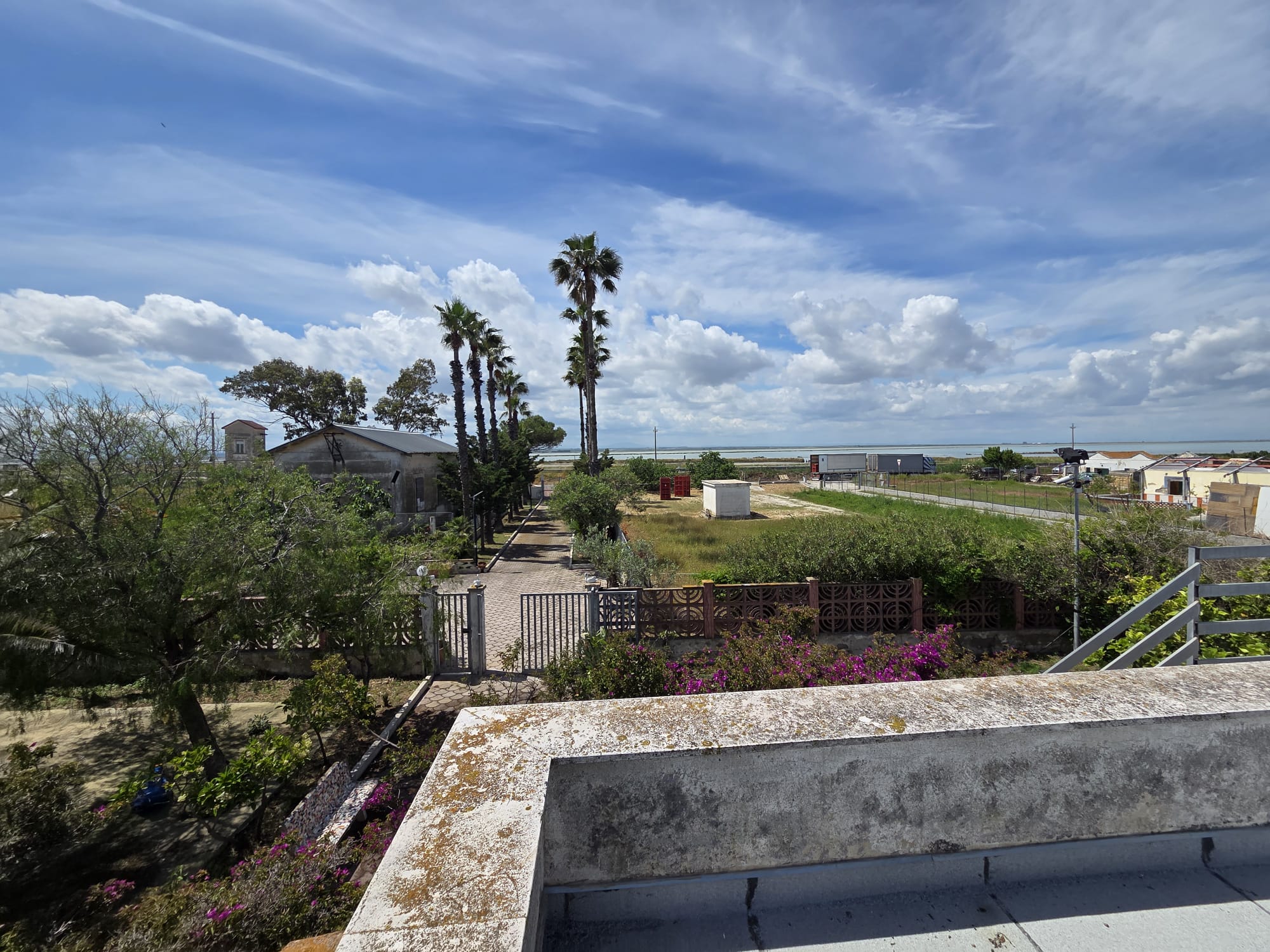 VILLA CON TERRENO E ACCESSO AL MARE