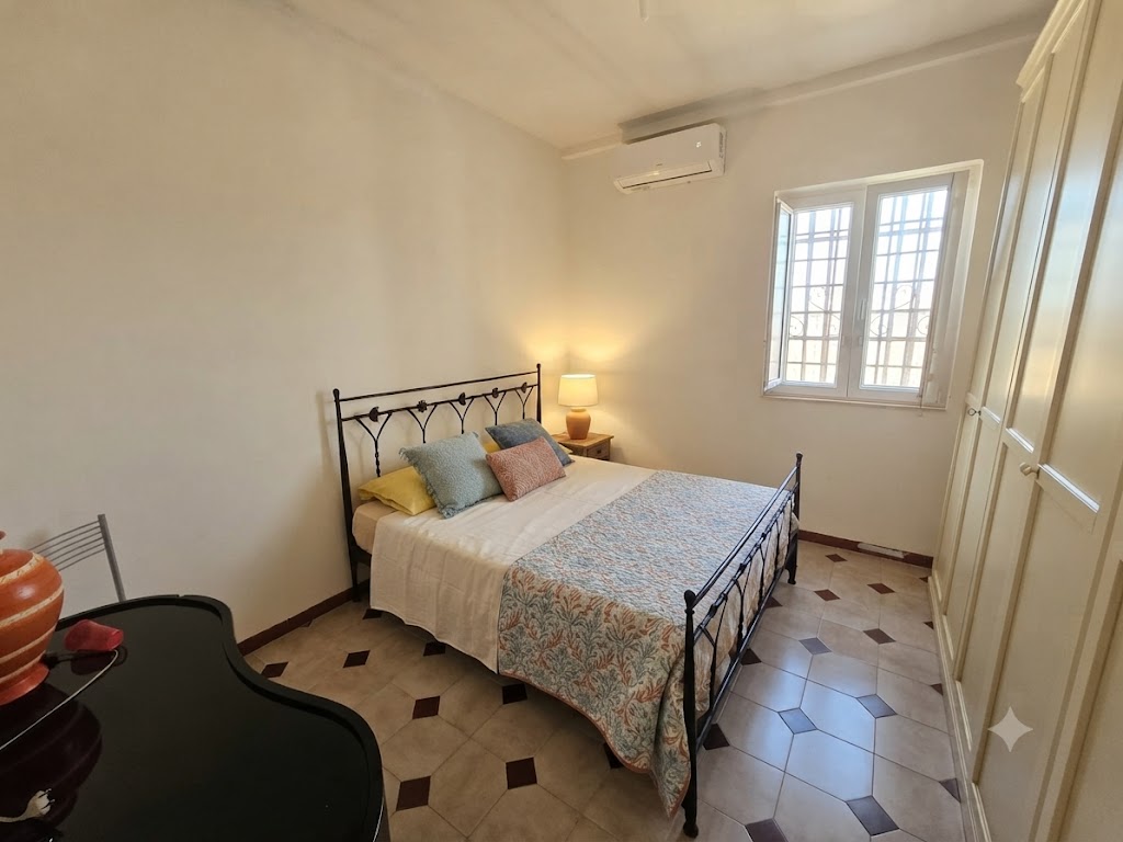 VILLA CON TERRENO E ACCESSO AL MARE