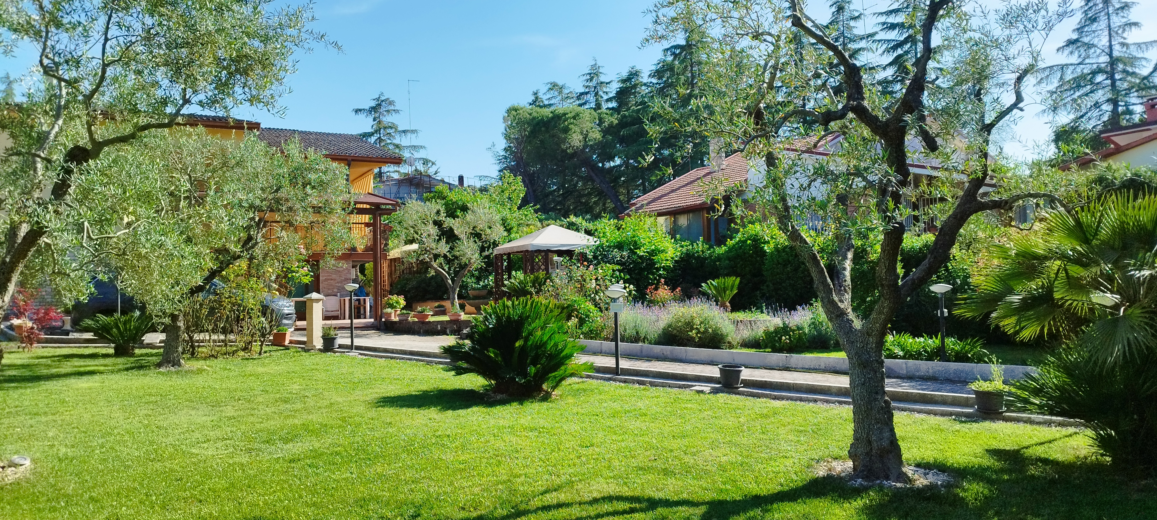 VILLA CON GIARDINO
