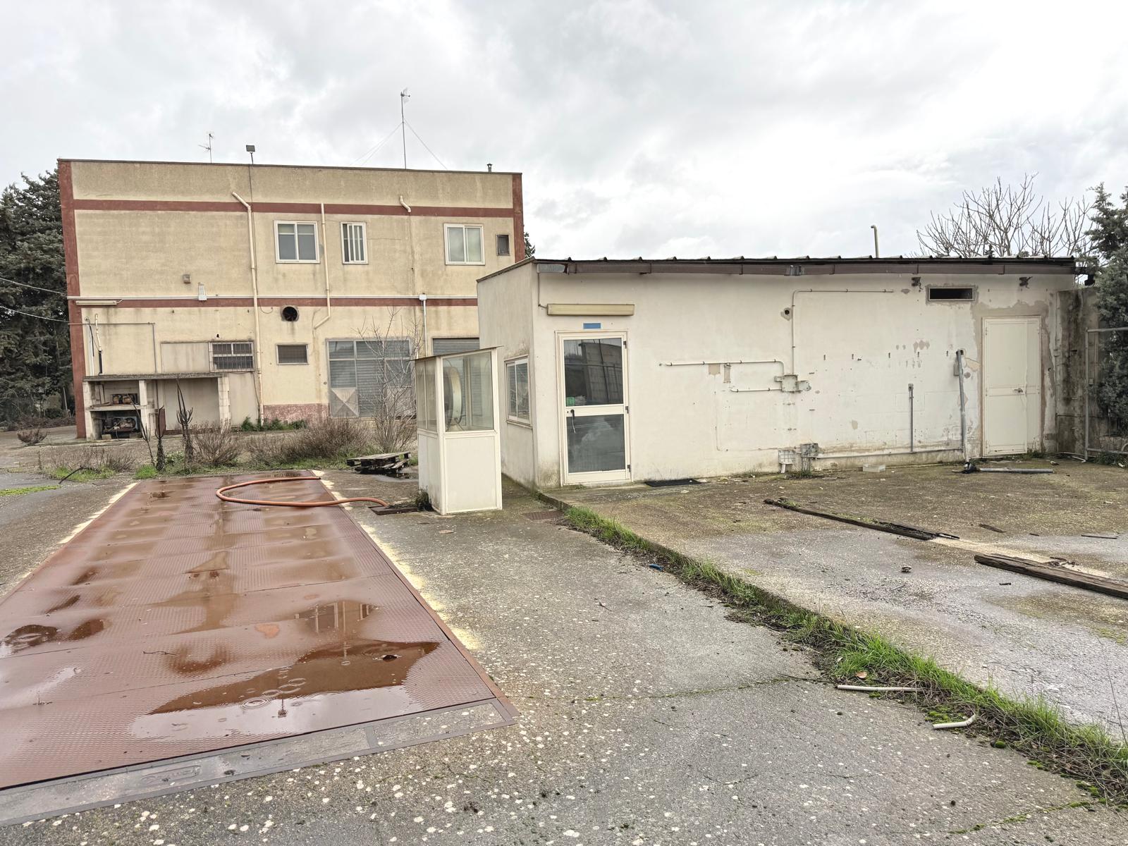 Capannone industriale con abitazione, depositi e uffici