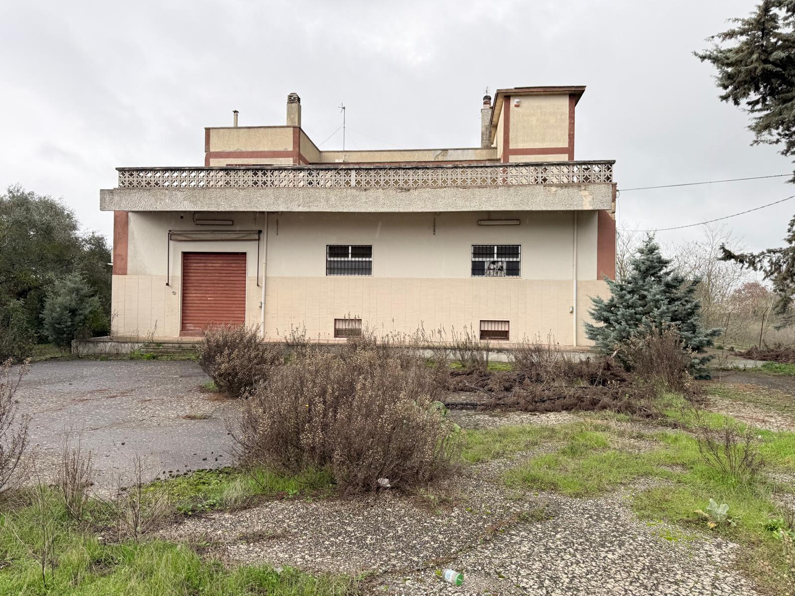 Capannone industriale con abitazione, depositi e uffici