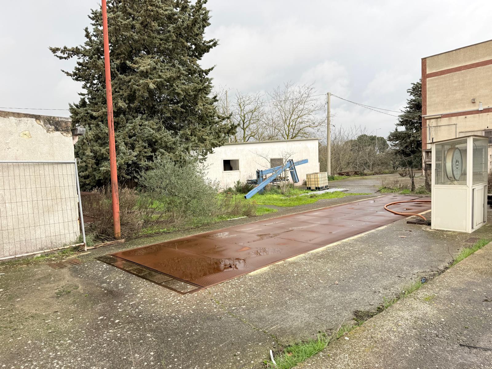 Capannone industriale con abitazione, depositi e uffici