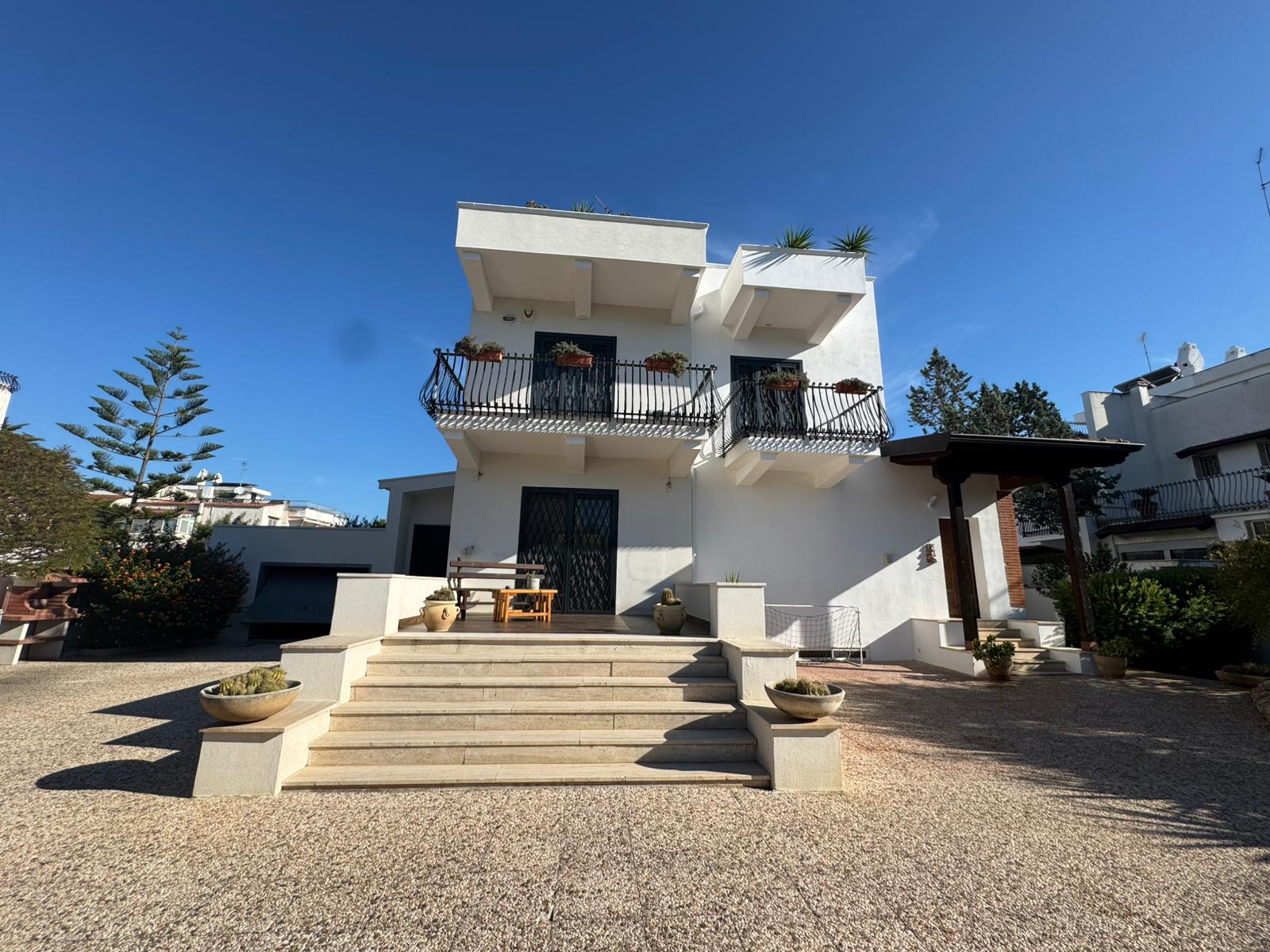 PALESE - VILLA SINGOLA SU TRE LIVELLI