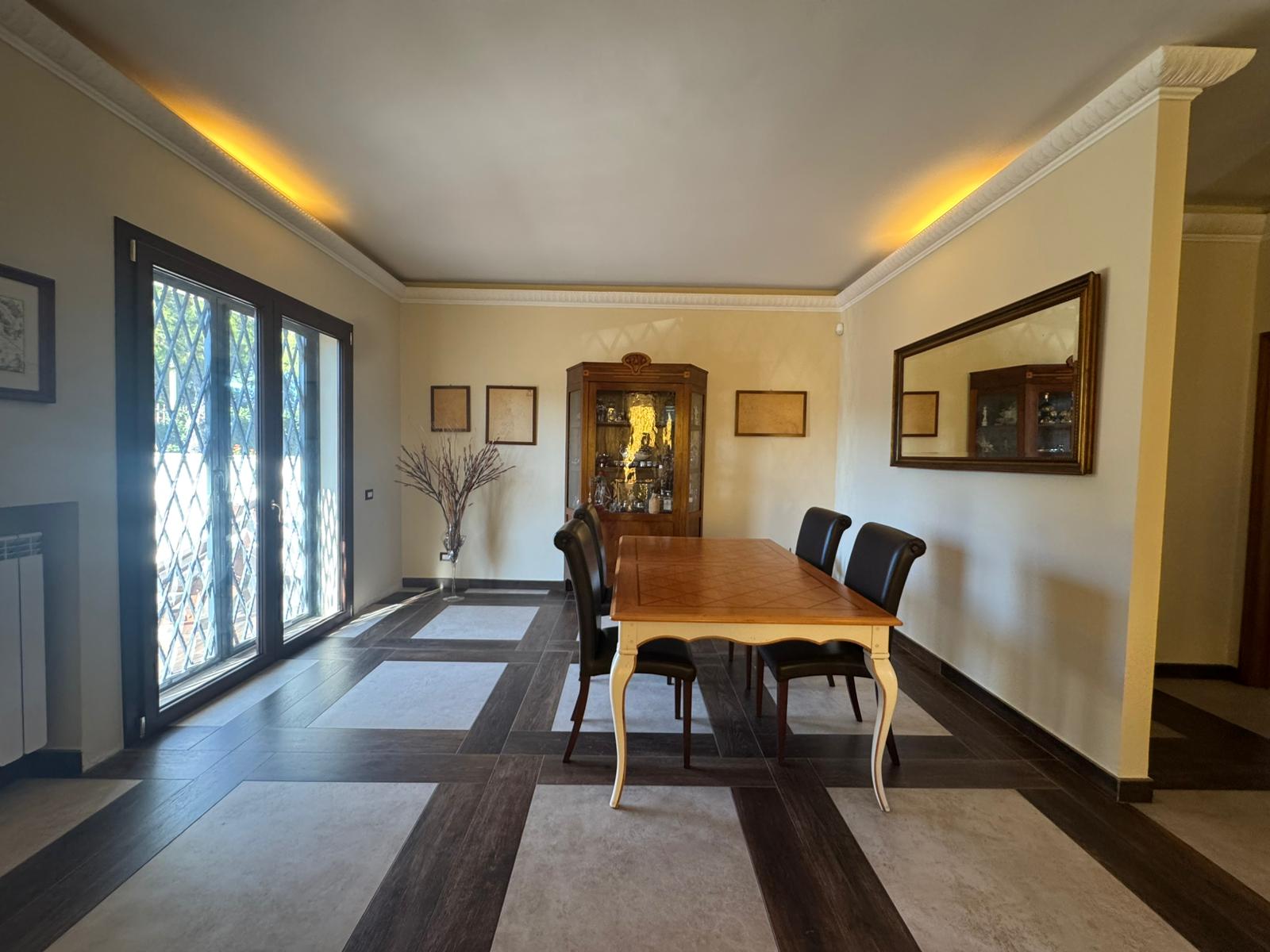 PALESE - VILLA SINGOLA SU TRE LIVELLI