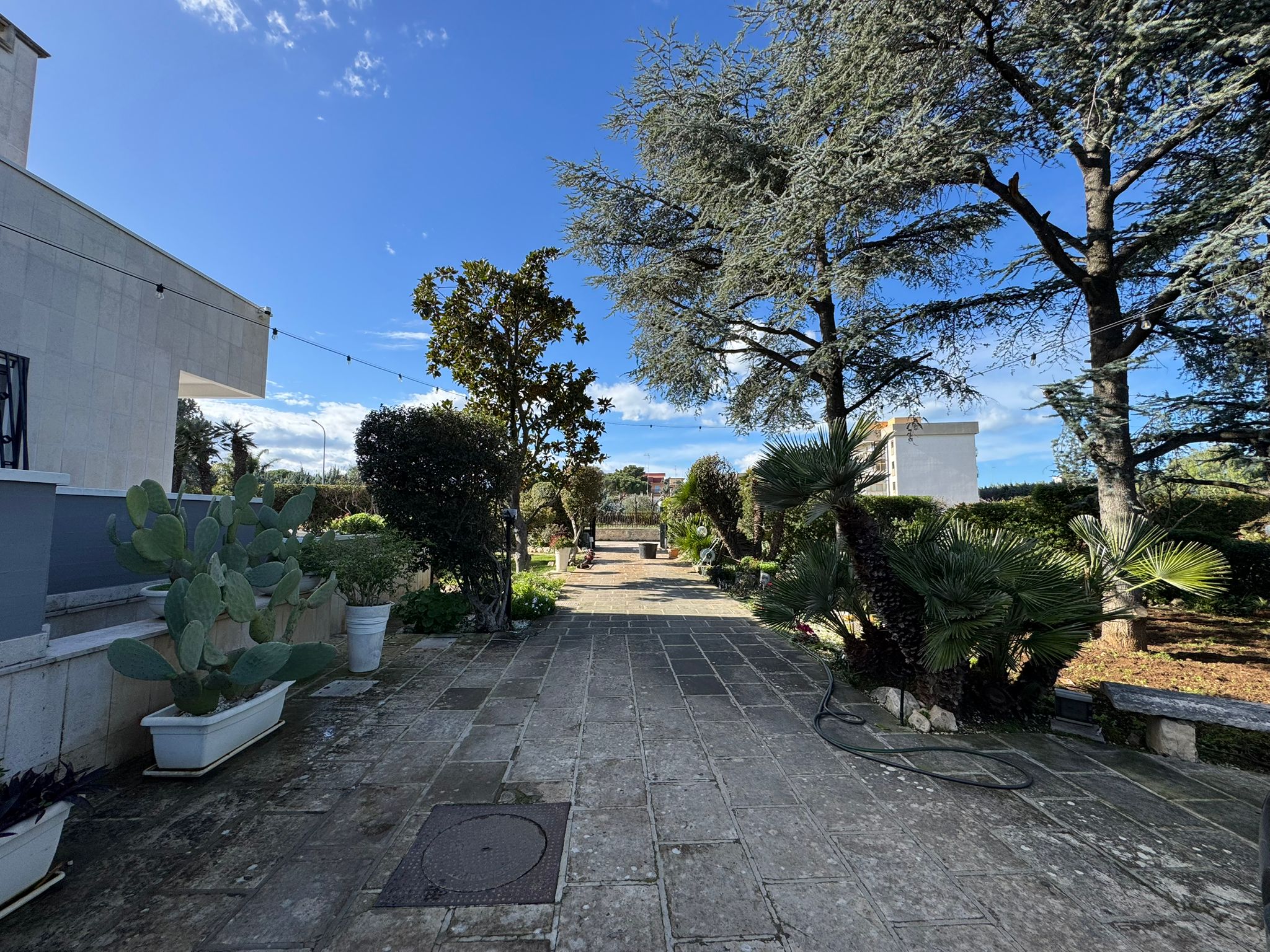 SANTO SPIRITO - VILLA SINGOLA 3 LIVELLI + DEPENDANCE