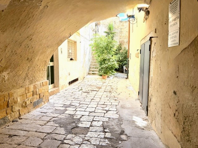 Modugno, zona Piazza Sedile, ampio 3 vani+acc