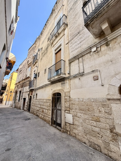 Modugno, zona Piazza Sedile, ampio 3 vani+acc