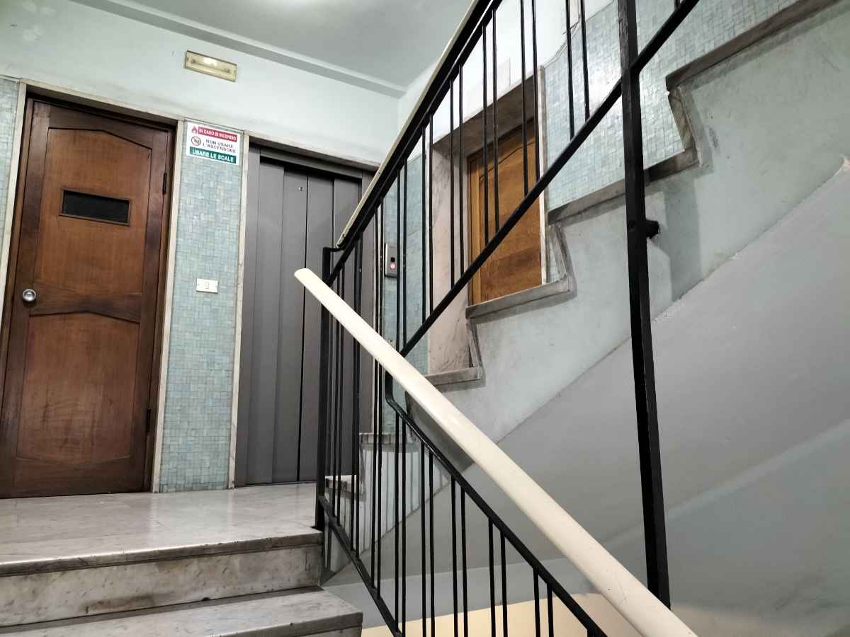 Bari (MURAT) Centrale Tre vani e accessori. Stabile signorile.