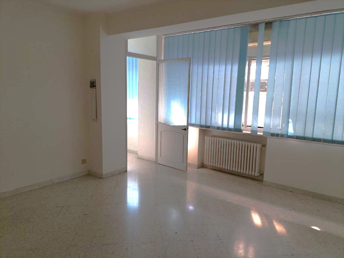Bari (MURAT) Centrale Tre vani e accessori. Stabile signorile.