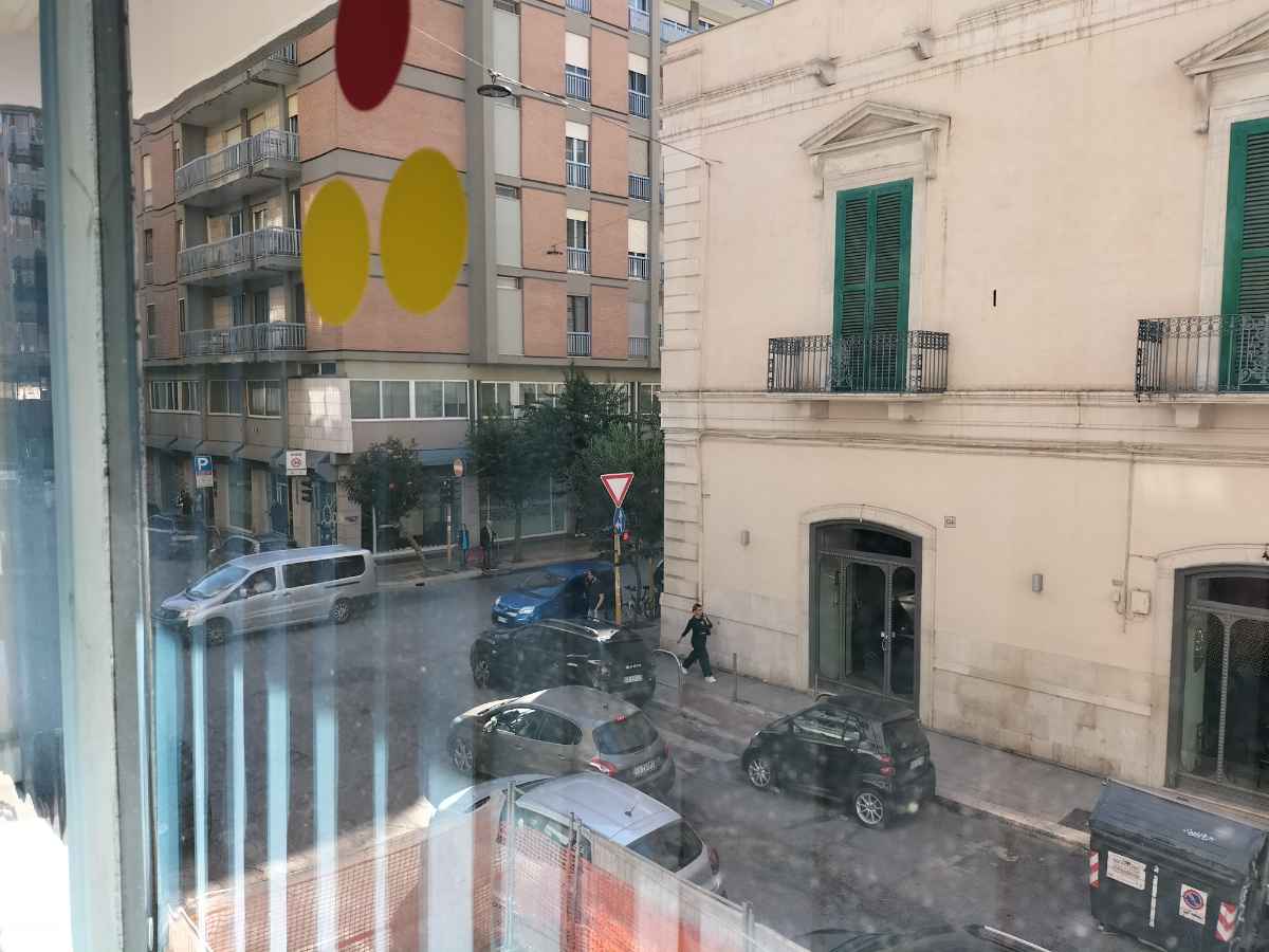 Bari (MURAT) Centrale Tre vani e accessori. Stabile signorile.