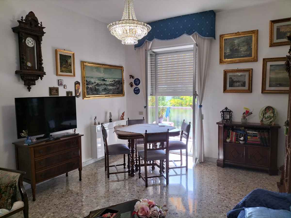 Bari (Parco Serri) Via Castelluccio. NUDA PROPRIETA'. 4 Vani e accessori. Posto auto