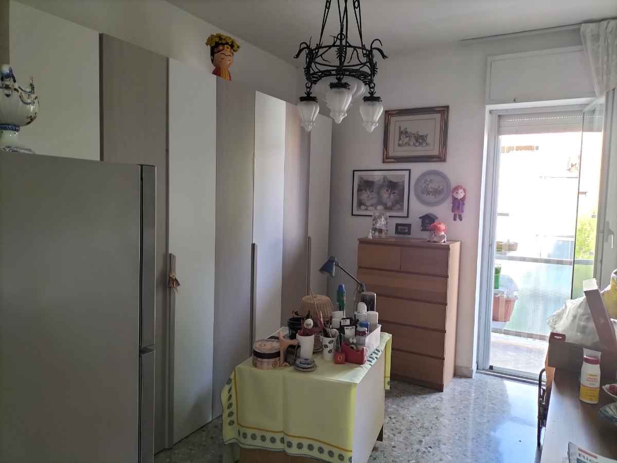Bari (Parco Serri) Via Castelluccio. NUDA PROPRIETA'. 4 Vani e accessori. Posto auto