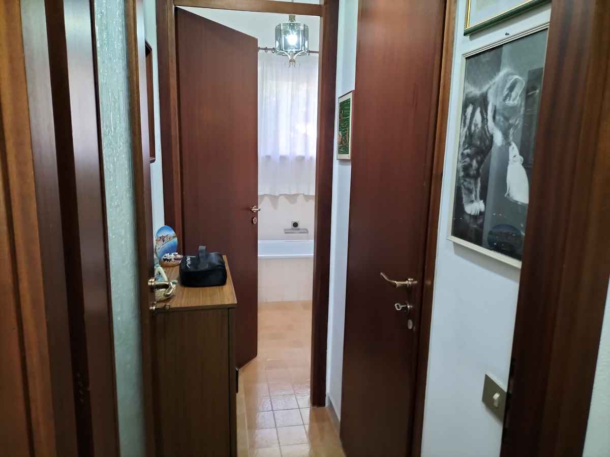 Bari (Parco Serri) Via Castelluccio. NUDA PROPRIETA'. 4 Vani e accessori. Posto auto