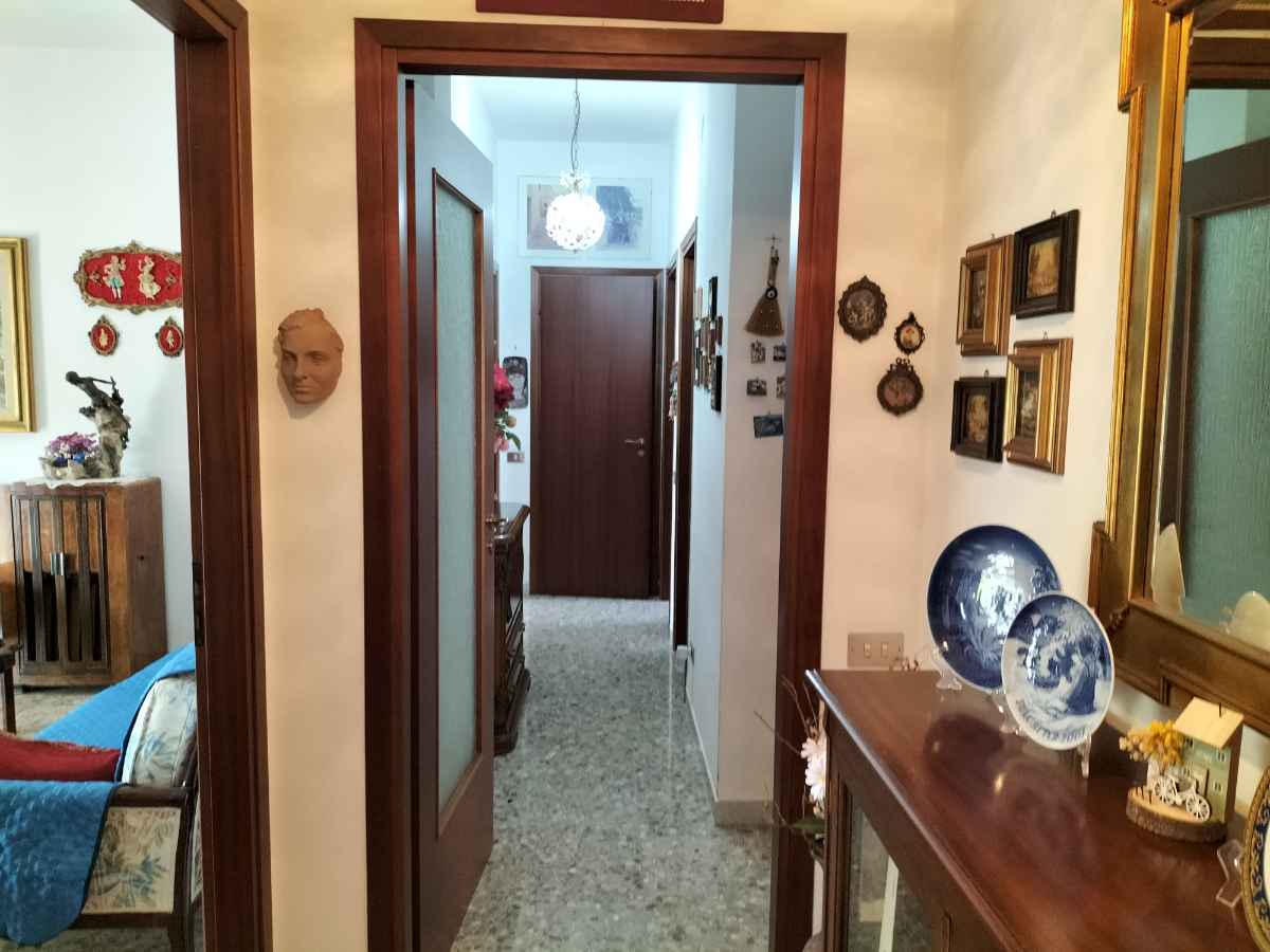 Bari (Parco Serri) Via Castelluccio. NUDA PROPRIETA'. 4 Vani e accessori. Posto auto