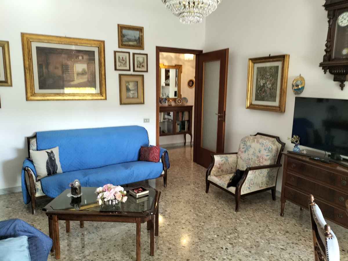 Bari (Parco Serri) Via Castelluccio. NUDA PROPRIETA'. 4 Vani e accessori. Posto auto