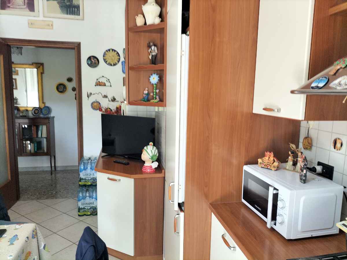 Bari (Parco Serri) Via Castelluccio. NUDA PROPRIETA'. 4 Vani e accessori. Posto auto