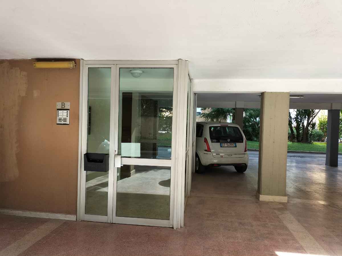 Bari (Parco Serri) Via Castelluccio. NUDA PROPRIETA'. 4 Vani e accessori. Posto auto