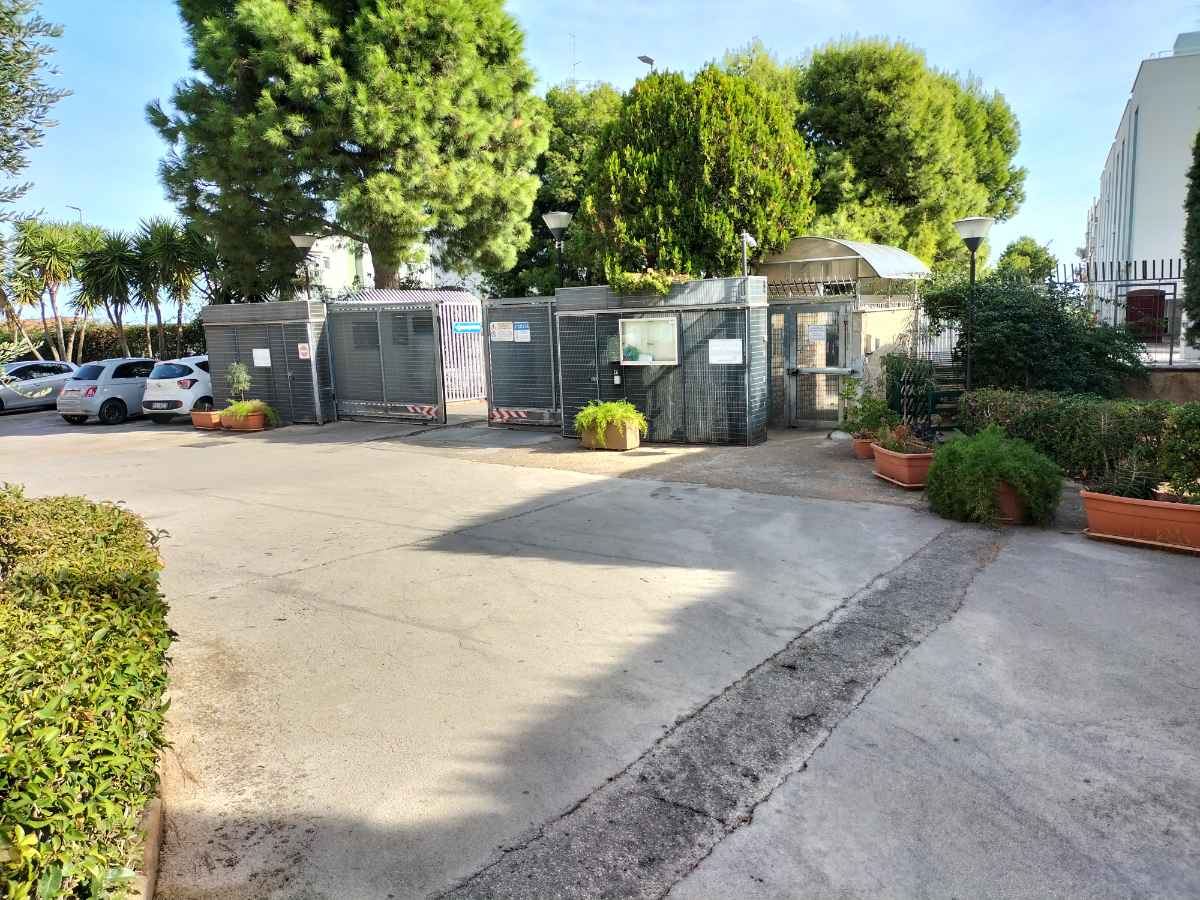 Bari (Parco Serri) Via Castelluccio. NUDA PROPRIETA'. 4 Vani e accessori. Posto auto