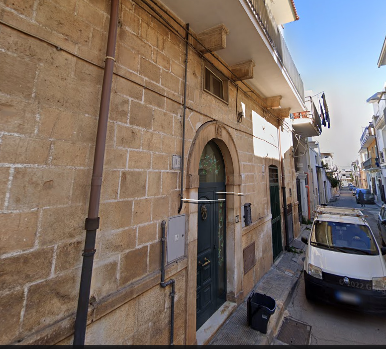 Sannicandro di Bari (Bari) libera casa indipendente su unico livello.