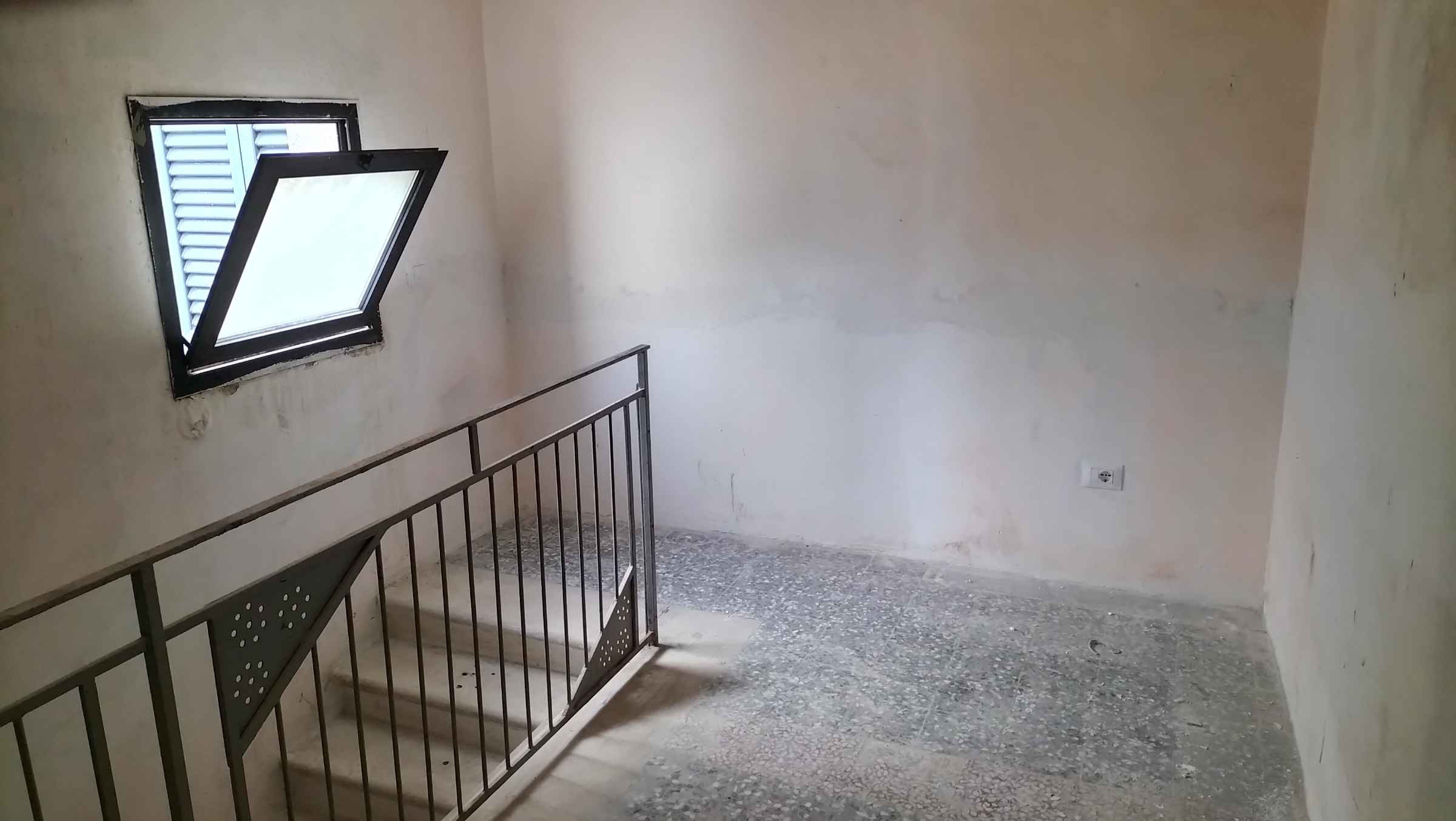 Sannicandro di Bari (Bari) libera casa indipendente su unico livello.
