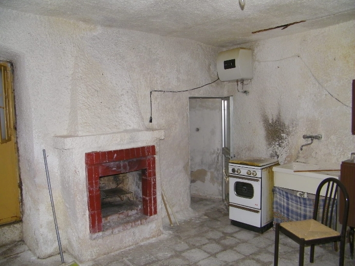 Cassano delle Murge (Bari) Casa indipendente da ristrutturare.