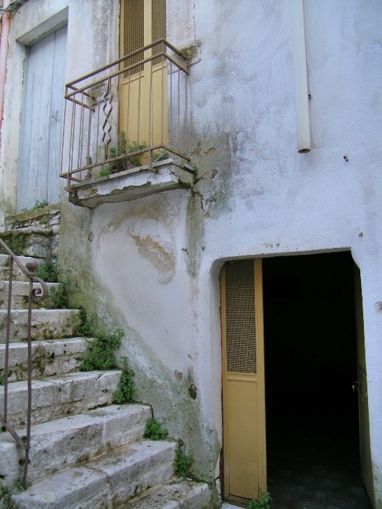 Cassano delle Murge (Bari) Casa indipendente da ristrutturare.