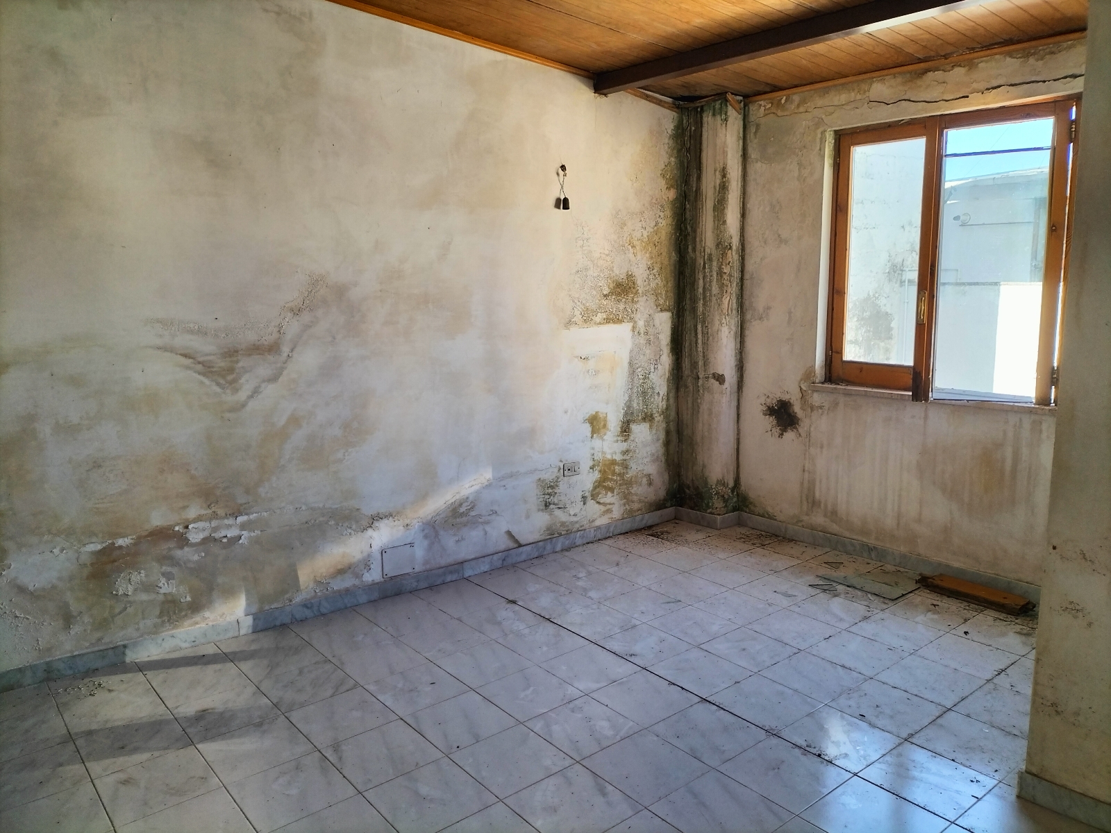Cassano delle Murge (Bari) Casa indipendente da ristrutturare.