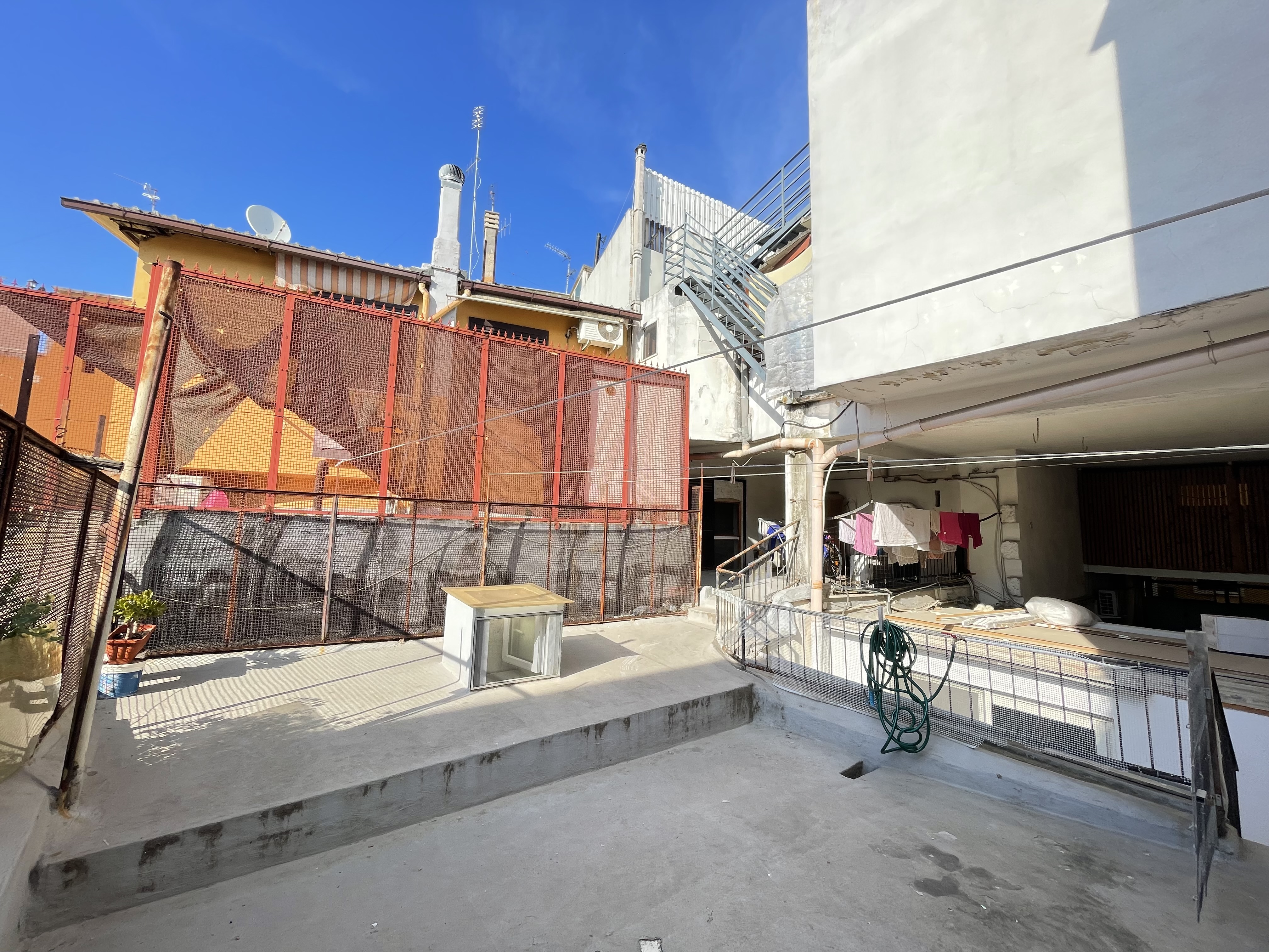 CASA INDIPENDENTE CON TERRAZZO E BOX AUTO