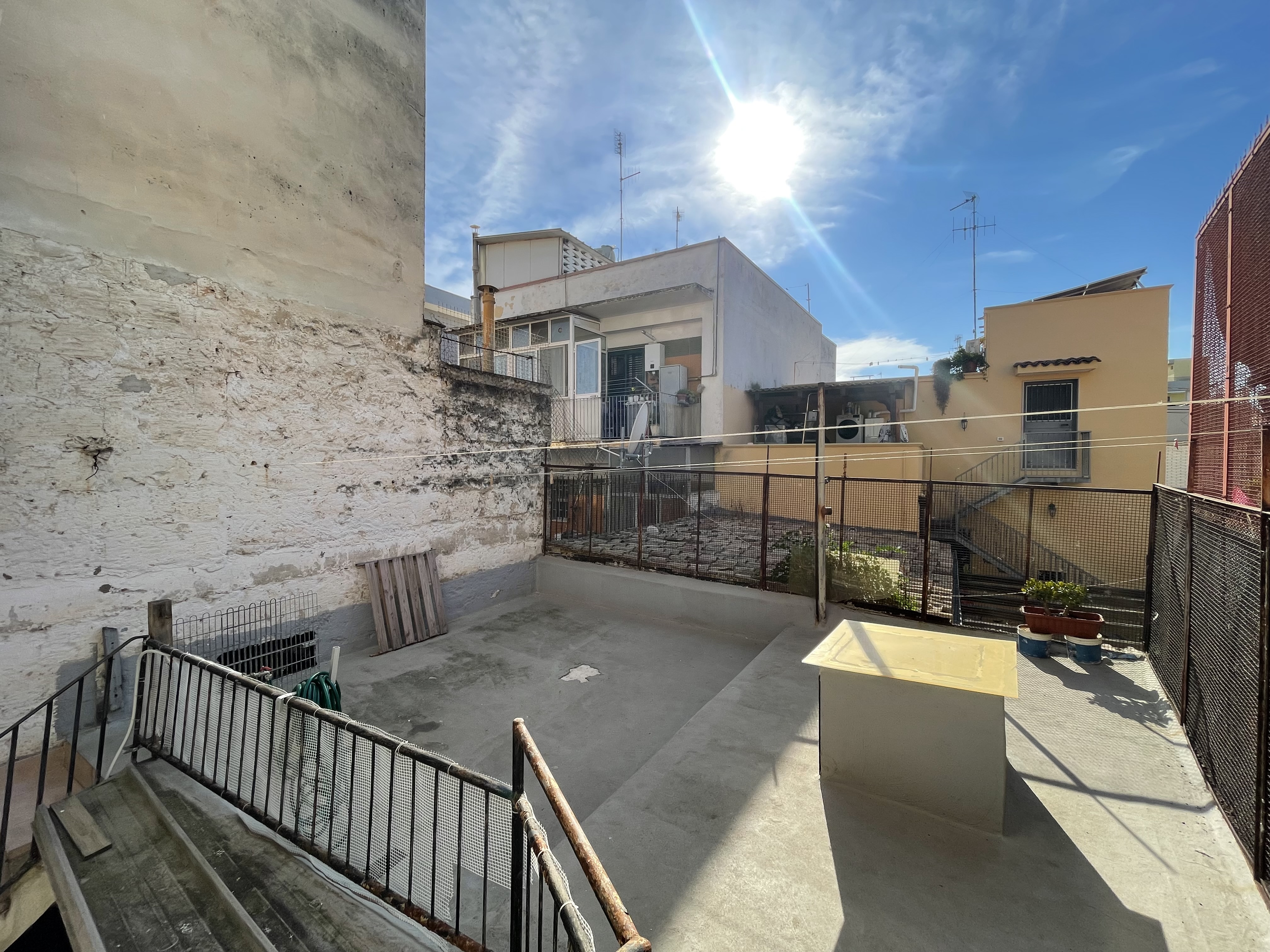 CASA INDIPENDENTE CON TERRAZZO E BOX AUTO