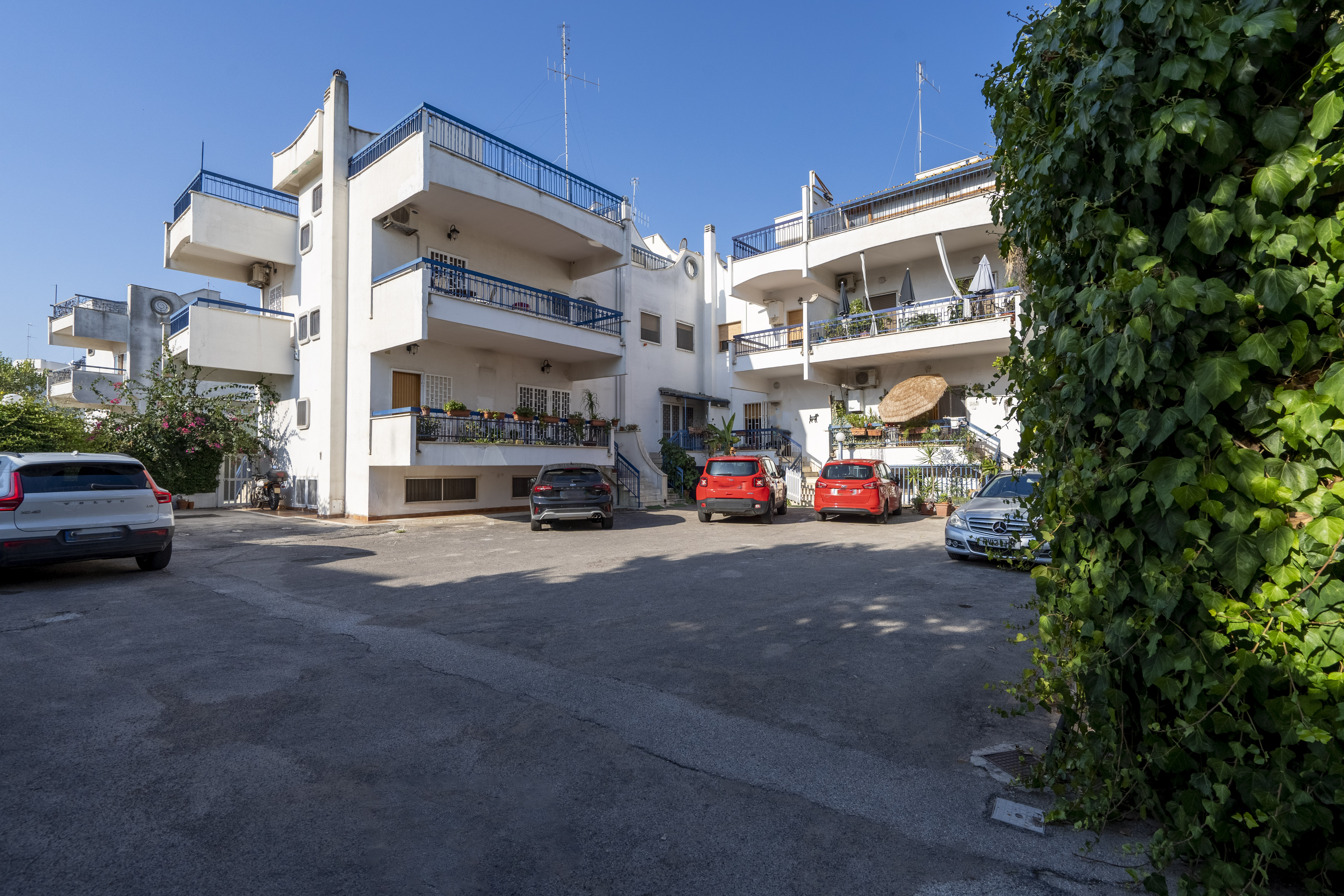 VILLINO A SCHIERA SU TRE LIVELLI CON GIARDINO
