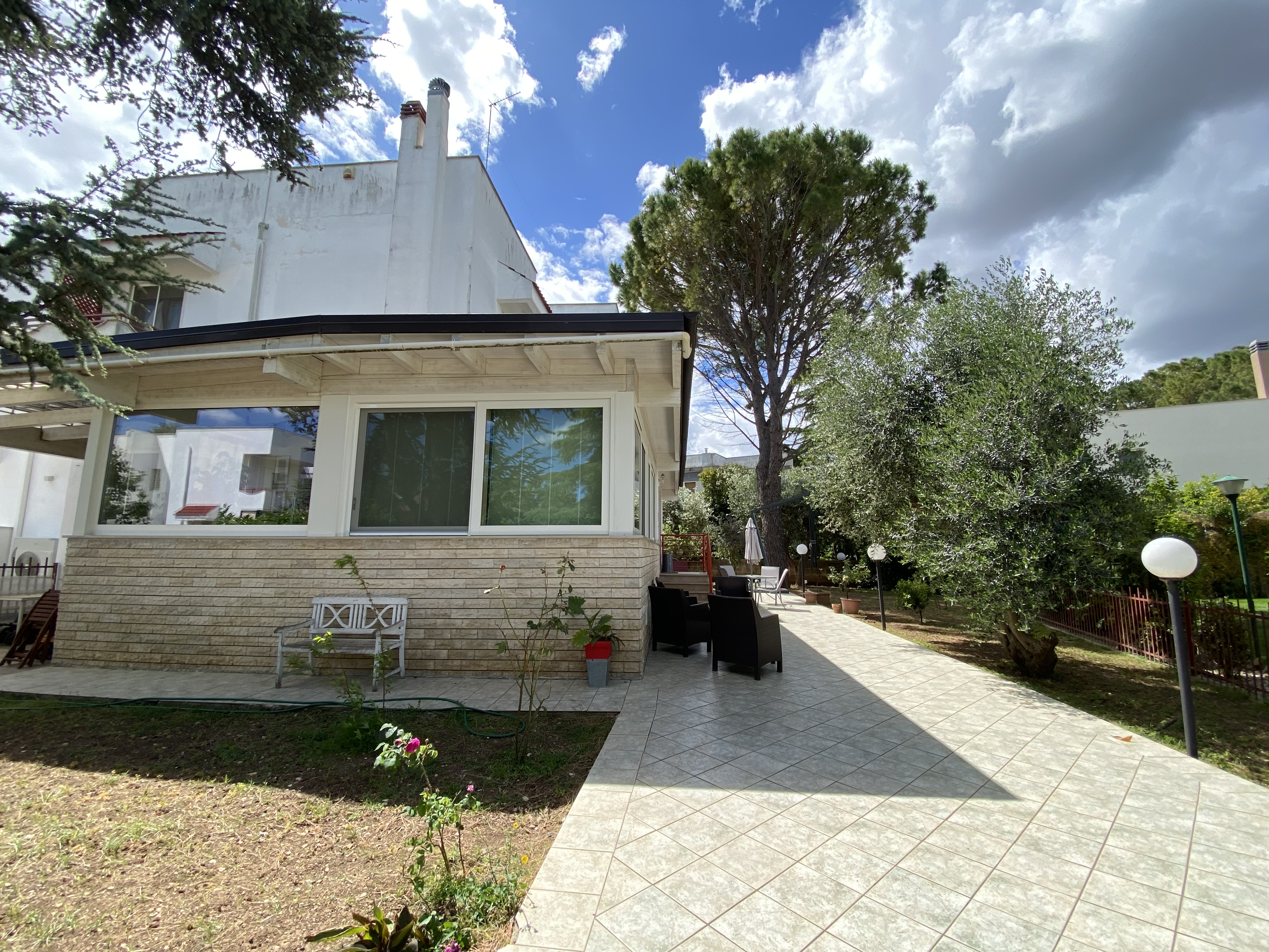 VILLA RIFINITA DISPOSTA SU TRE LIVELLI CON AMPIO GIARDINO