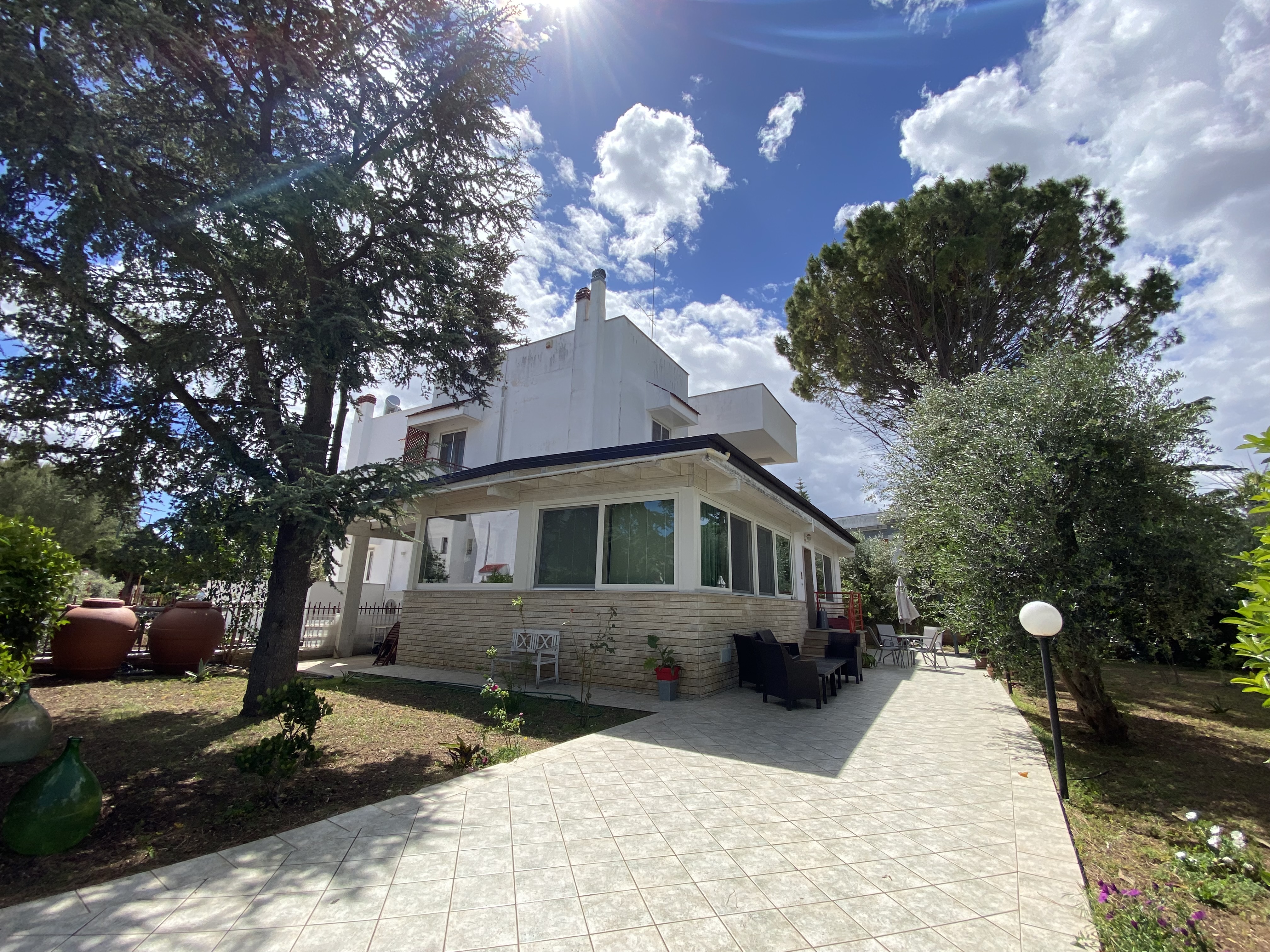 VILLA RIFINITA DISPOSTA SU TRE LIVELLI CON AMPIO GIARDINO