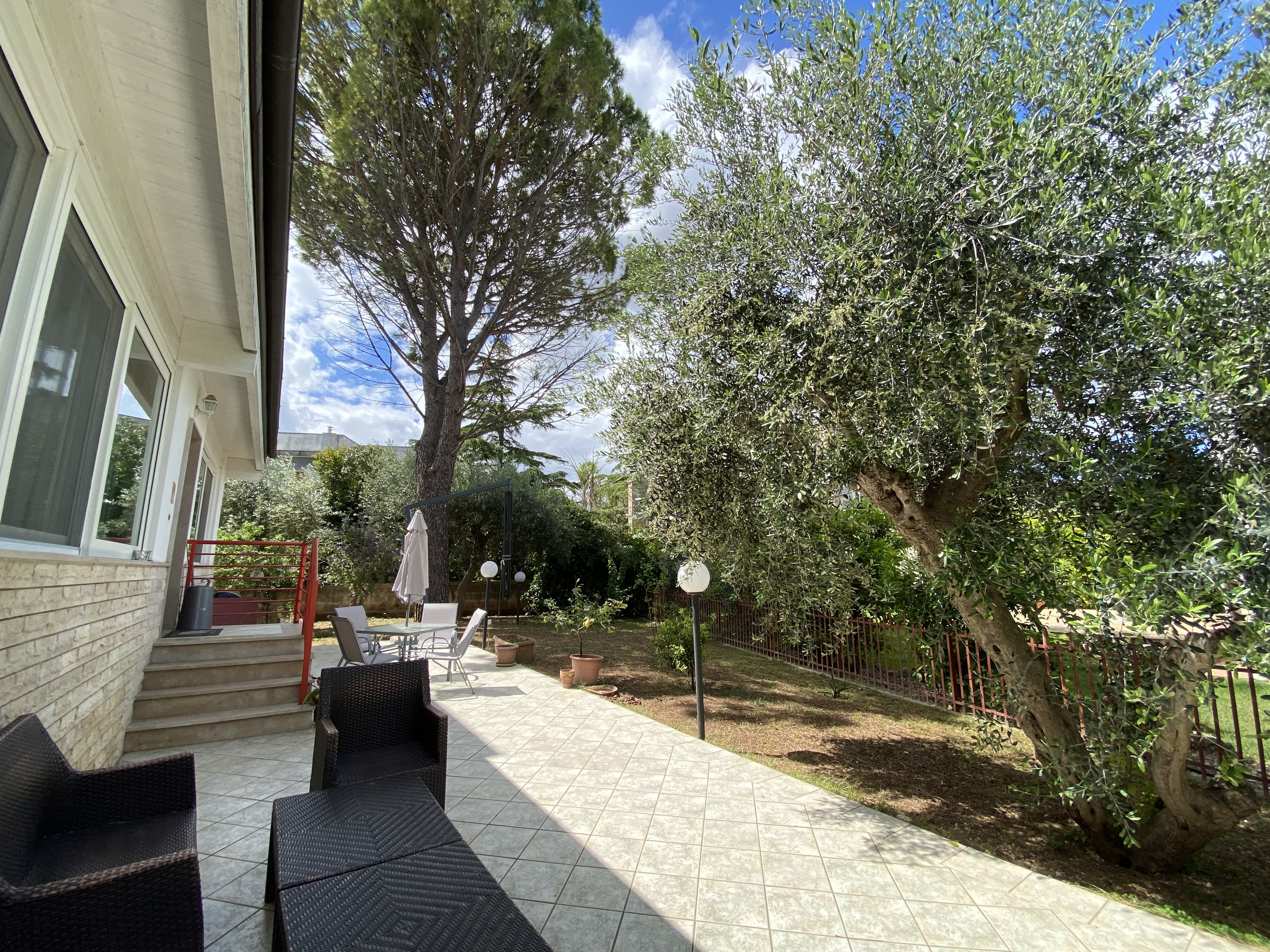 VILLA RIFINITA DISPOSTA SU TRE LIVELLI CON AMPIO GIARDINO