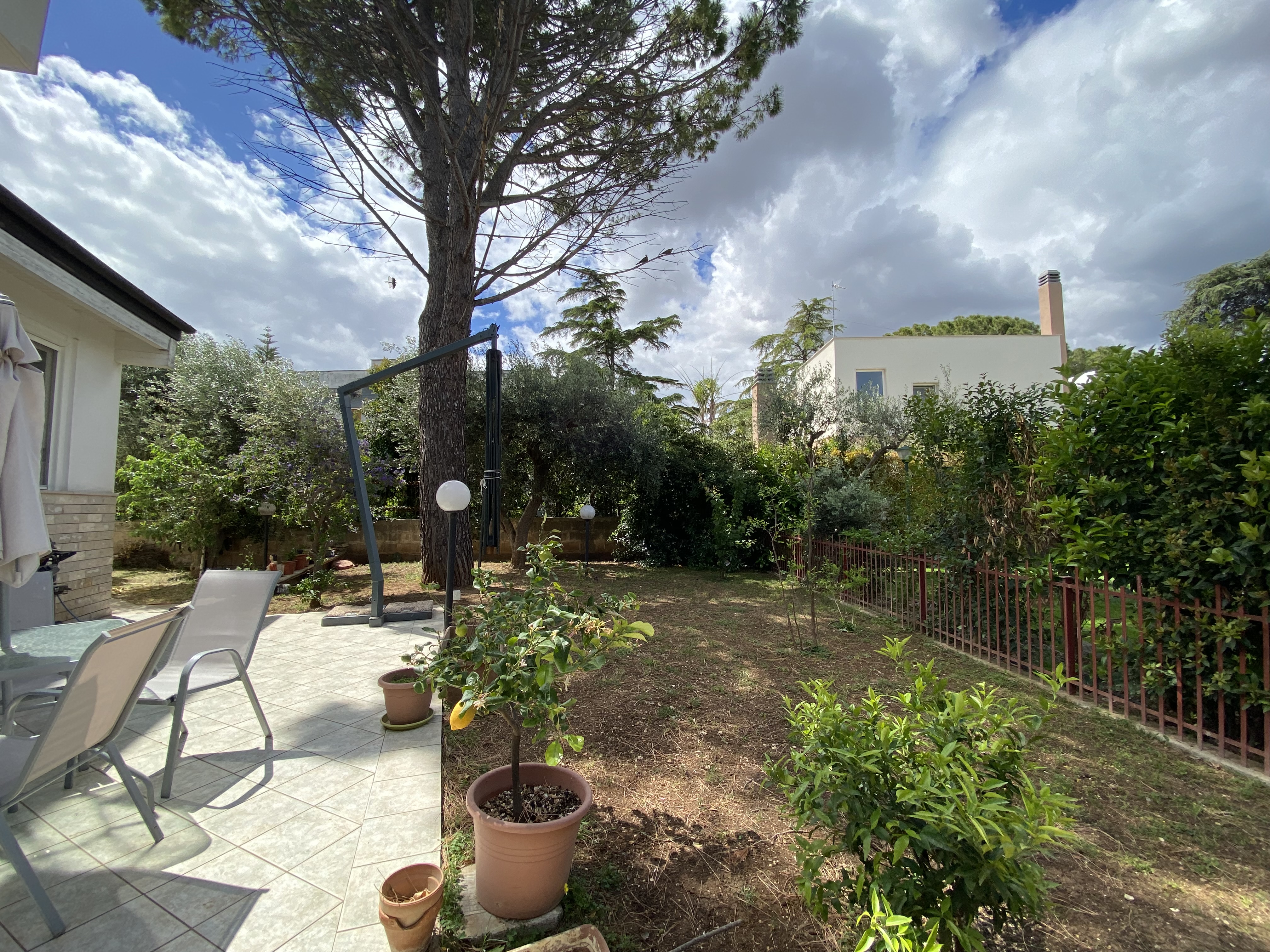 VILLA RIFINITA DISPOSTA SU TRE LIVELLI CON AMPIO GIARDINO
