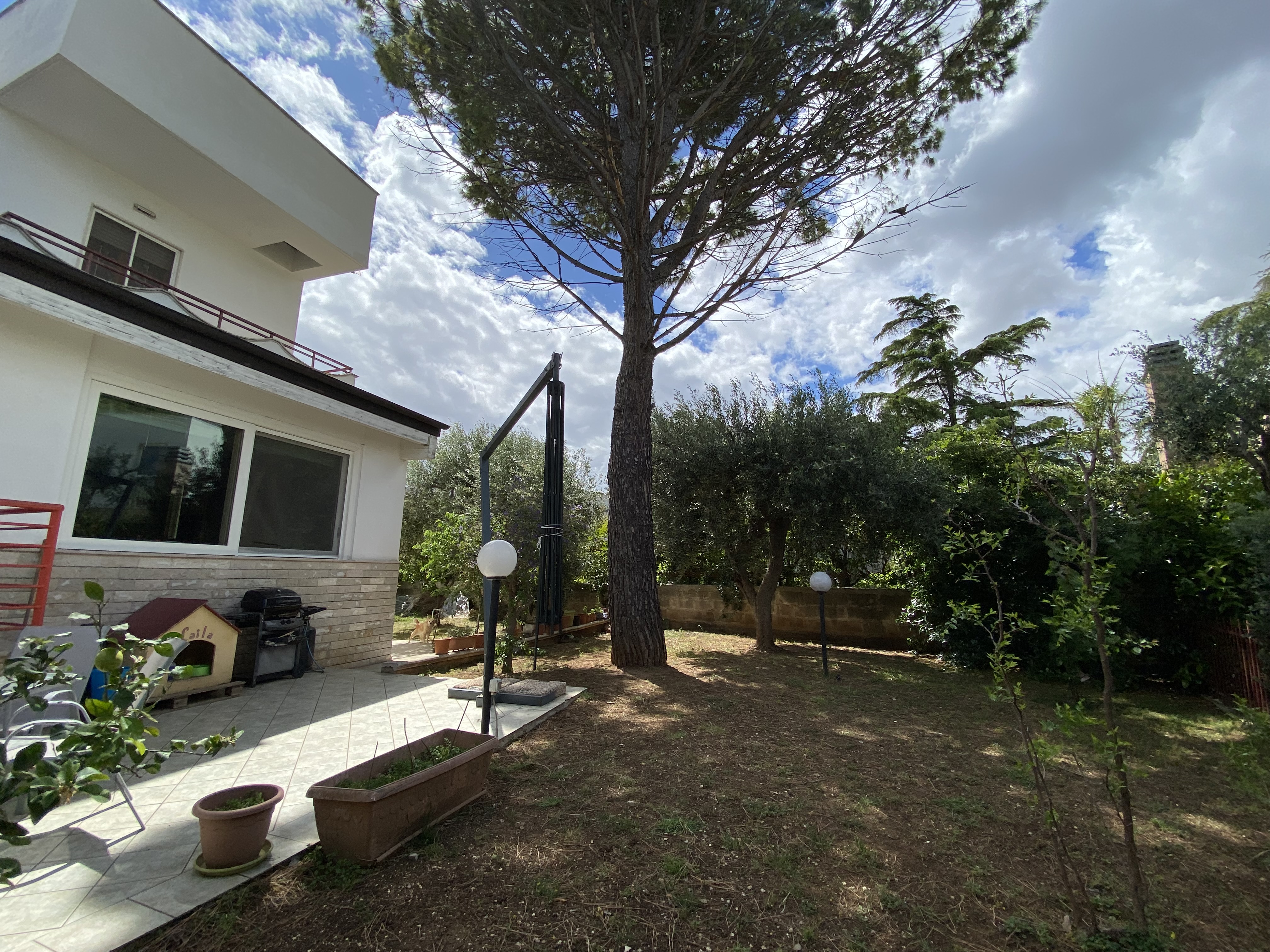 VILLA RIFINITA DISPOSTA SU TRE LIVELLI CON AMPIO GIARDINO