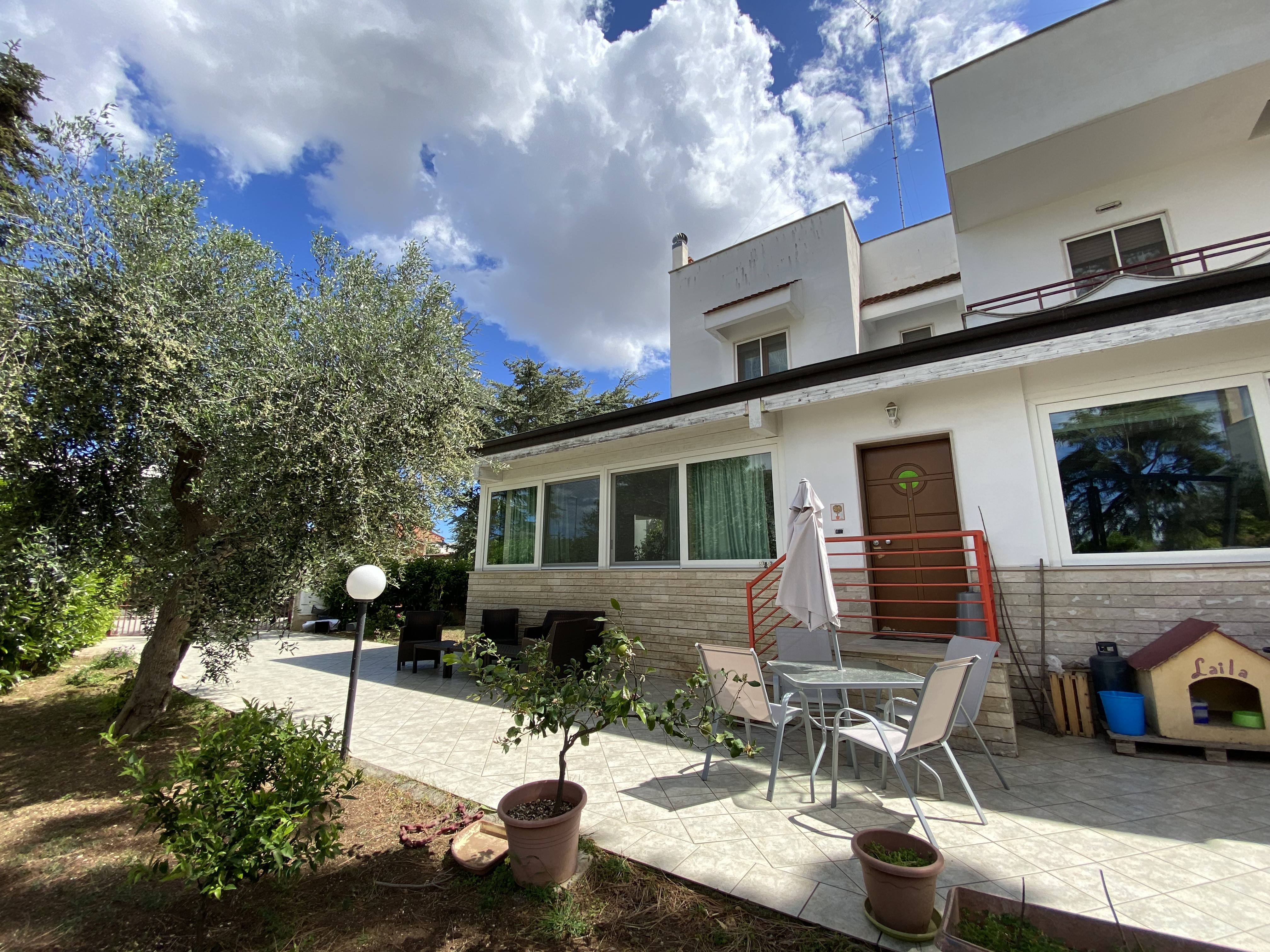 VILLA RIFINITA DISPOSTA SU TRE LIVELLI CON AMPIO GIARDINO
