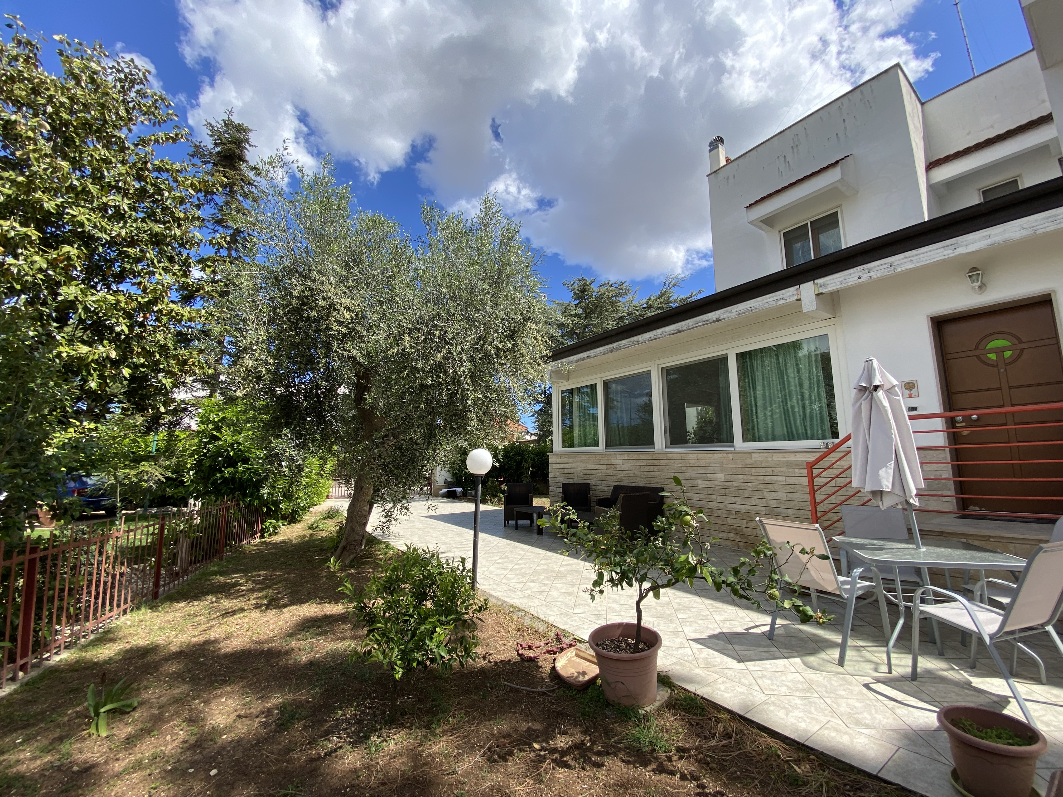 VILLA RIFINITA DISPOSTA SU TRE LIVELLI CON AMPIO GIARDINO
