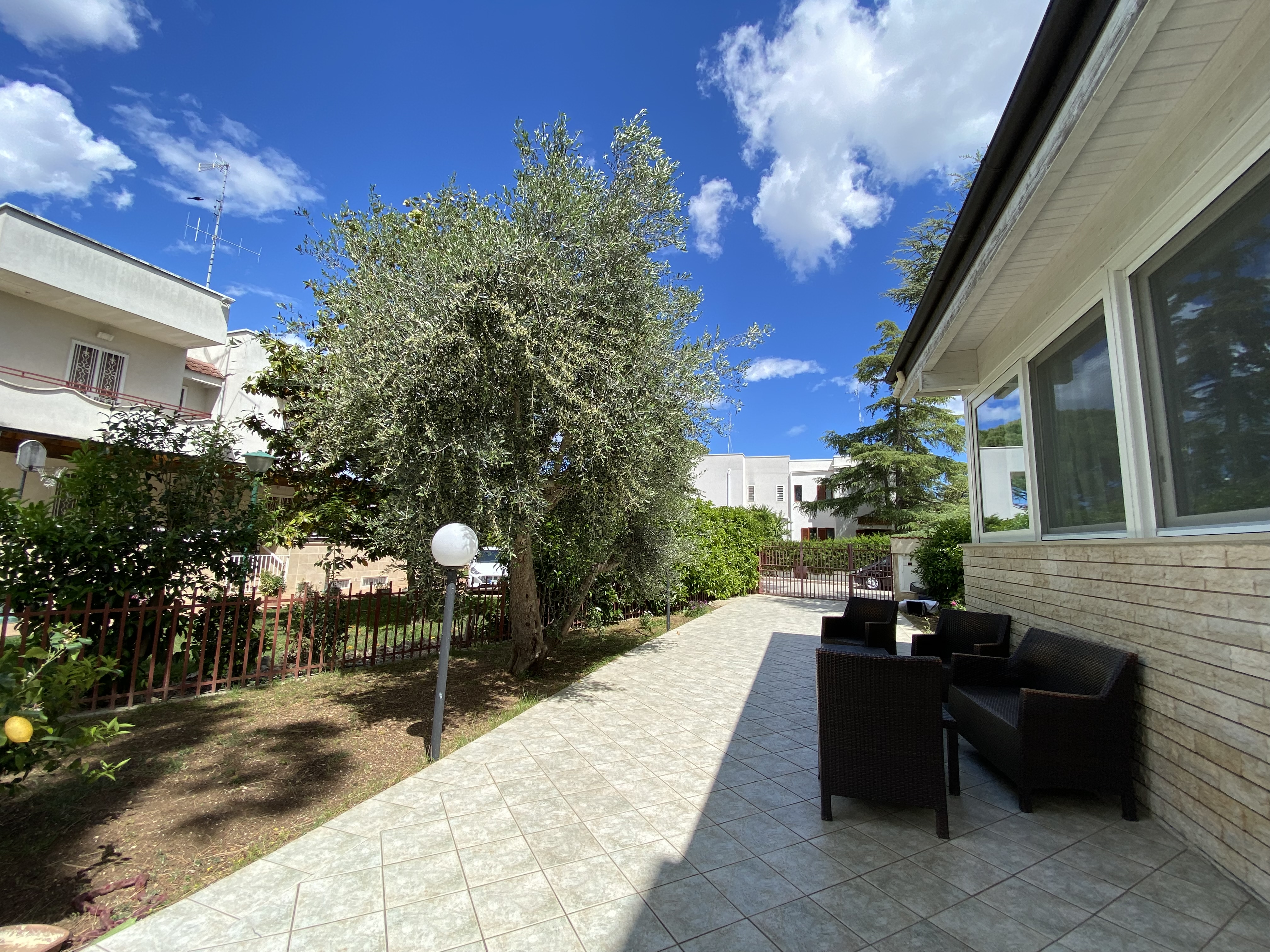 VILLA RIFINITA DISPOSTA SU TRE LIVELLI CON AMPIO GIARDINO
