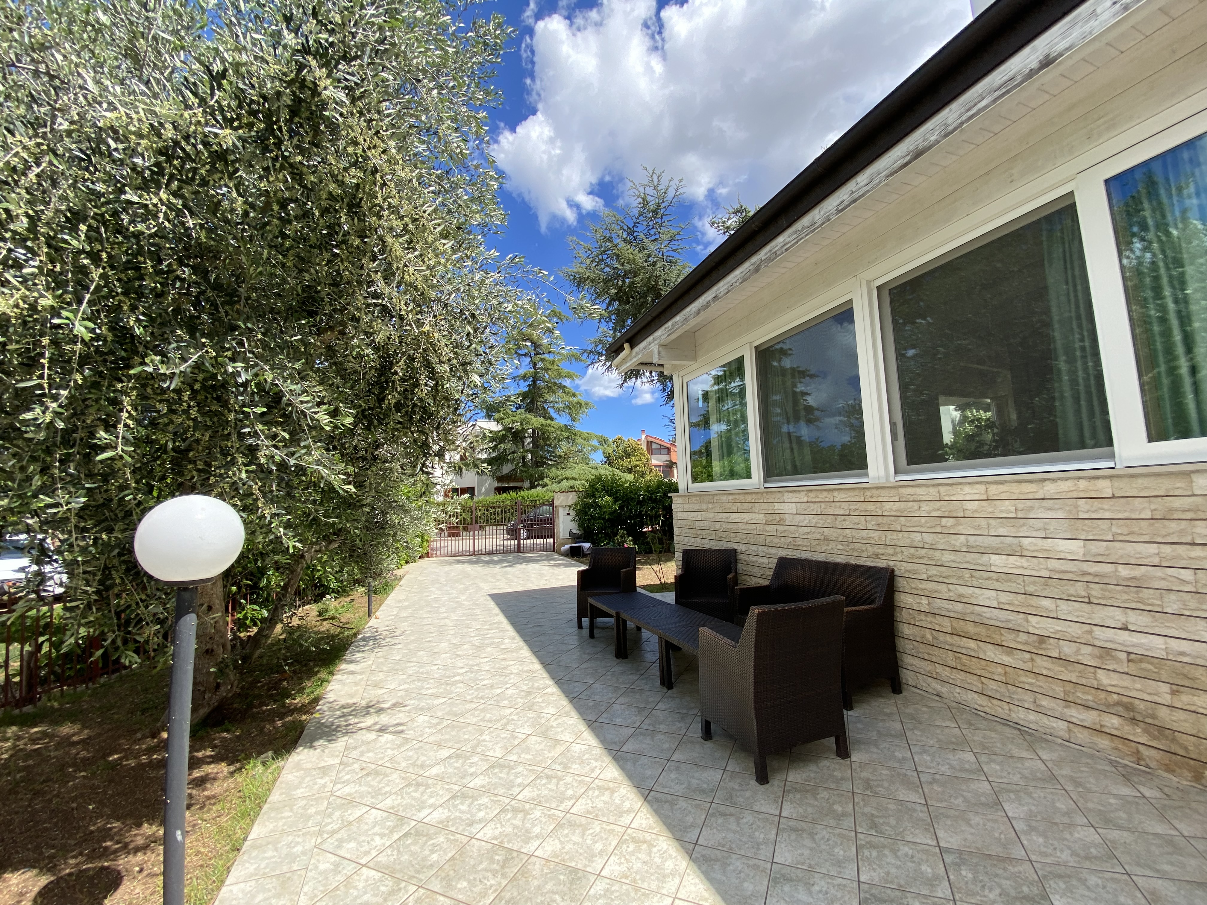 VILLA RIFINITA DISPOSTA SU TRE LIVELLI CON AMPIO GIARDINO