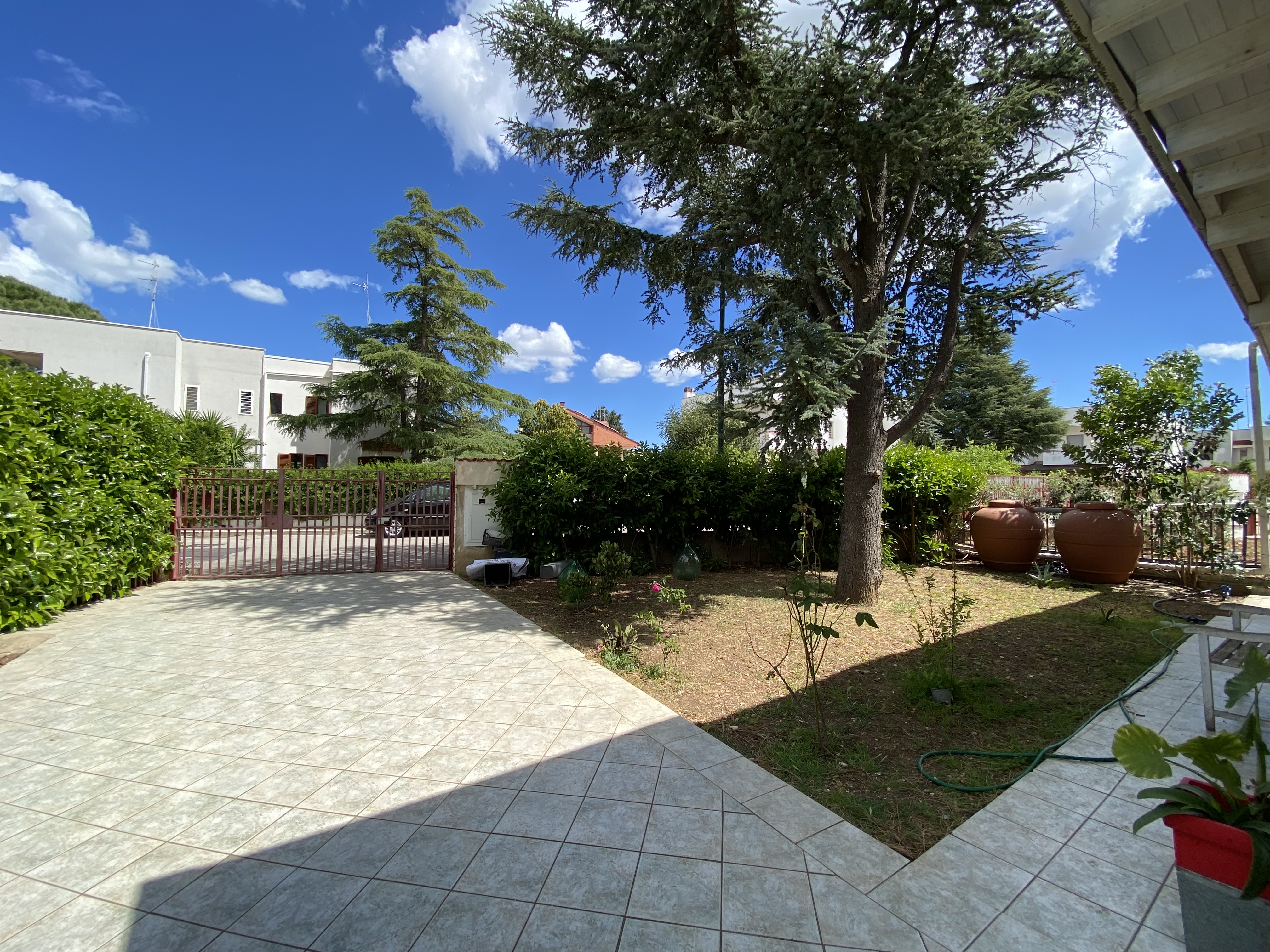 VILLA RIFINITA DISPOSTA SU TRE LIVELLI CON AMPIO GIARDINO