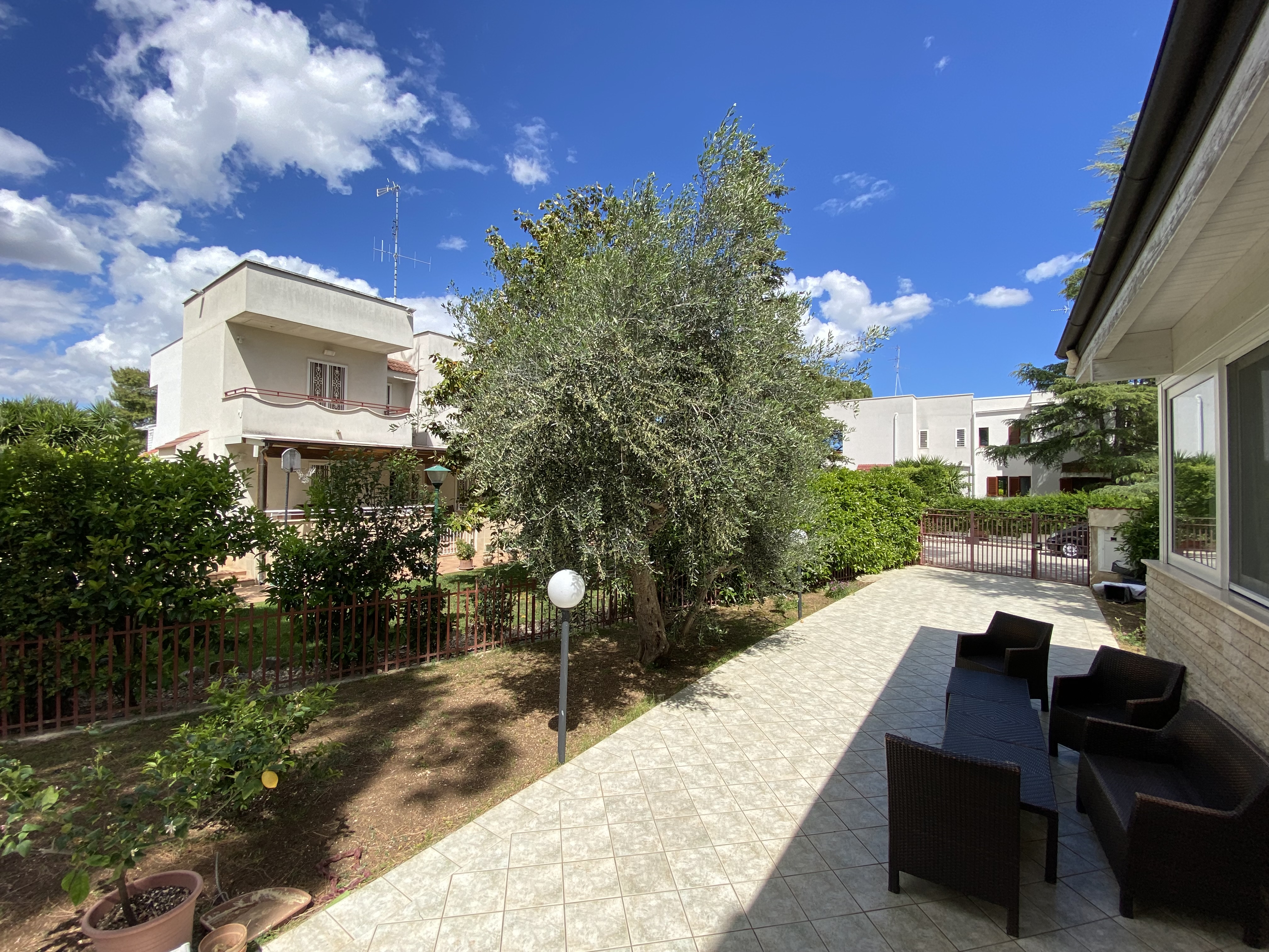 VILLA RIFINITA DISPOSTA SU TRE LIVELLI CON AMPIO GIARDINO
