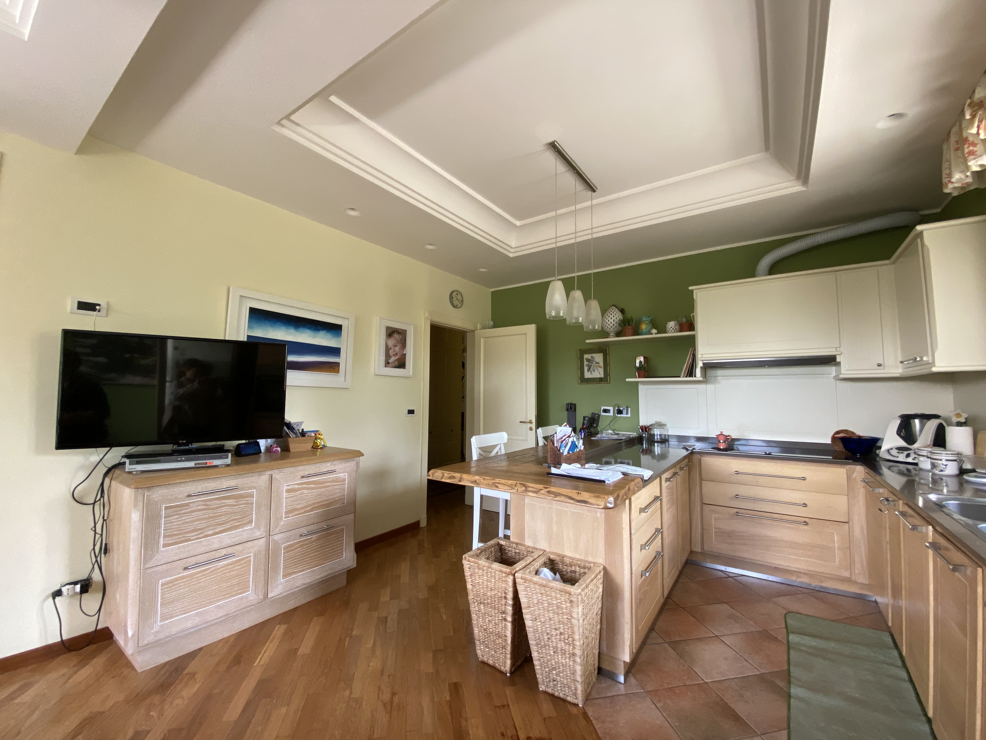 VILLA RIFINITA DISPOSTA SU TRE LIVELLI CON AMPIO GIARDINO