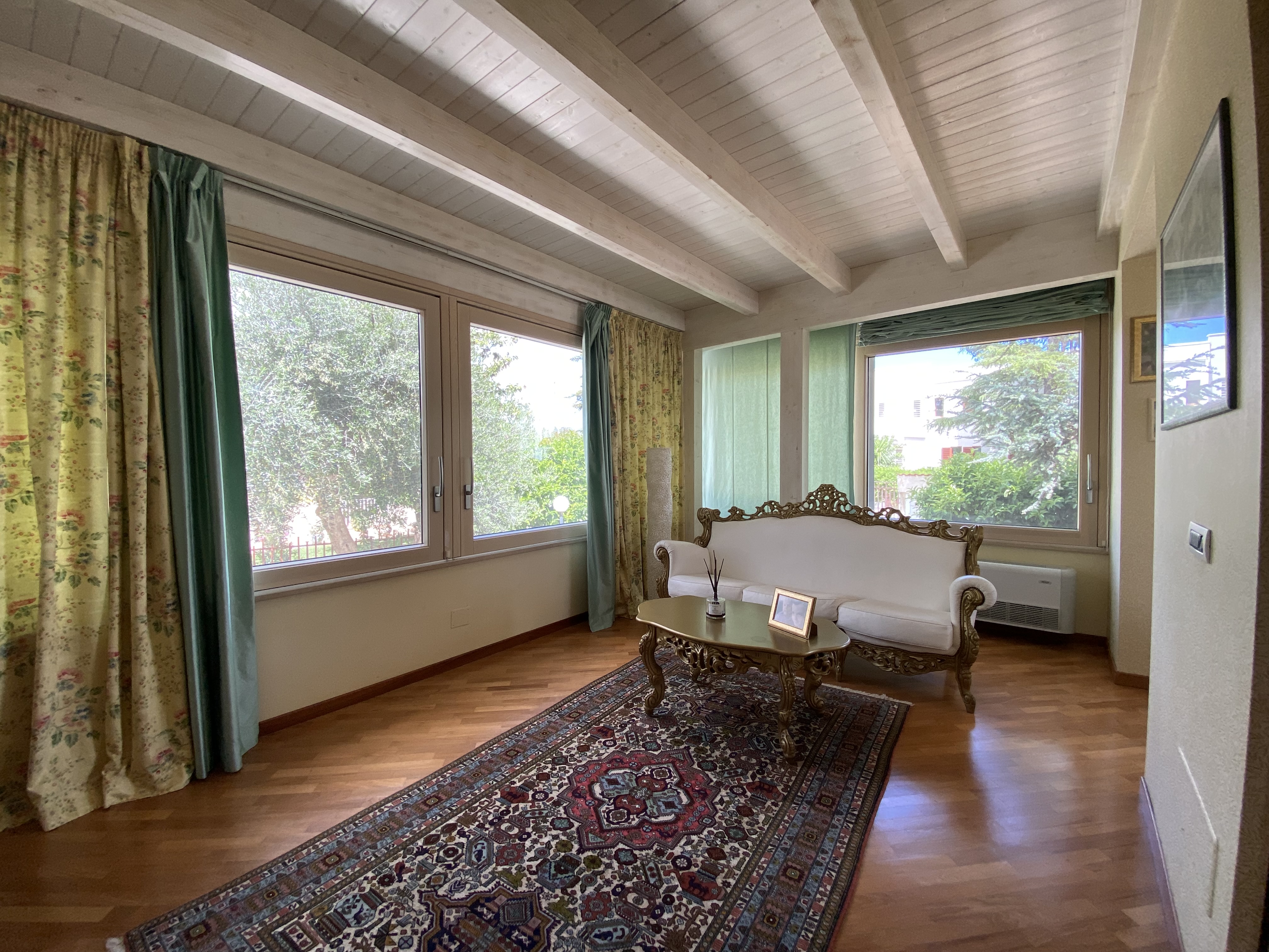 VILLA RIFINITA DISPOSTA SU TRE LIVELLI CON AMPIO GIARDINO