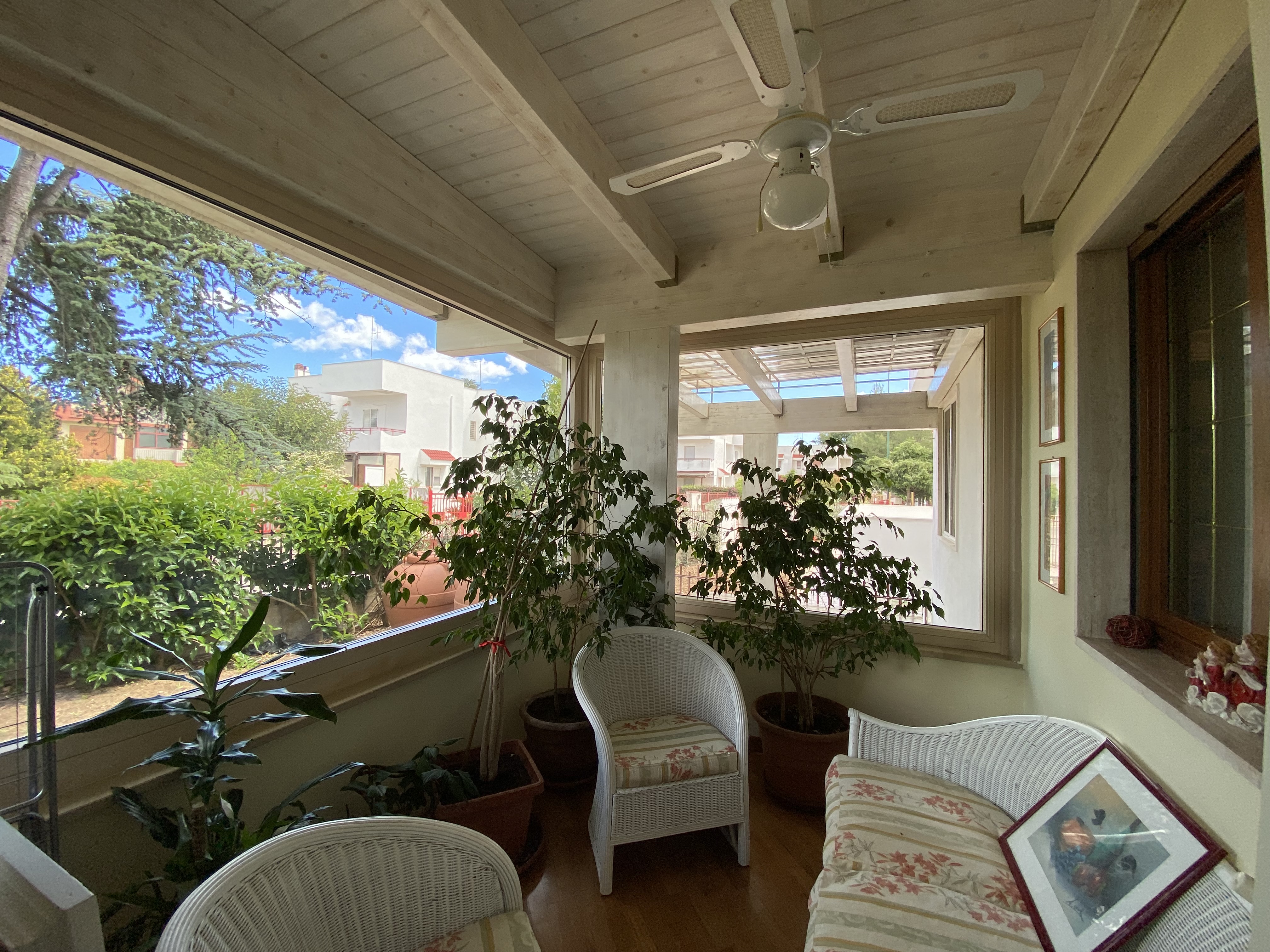 VILLA RIFINITA DISPOSTA SU TRE LIVELLI CON AMPIO GIARDINO