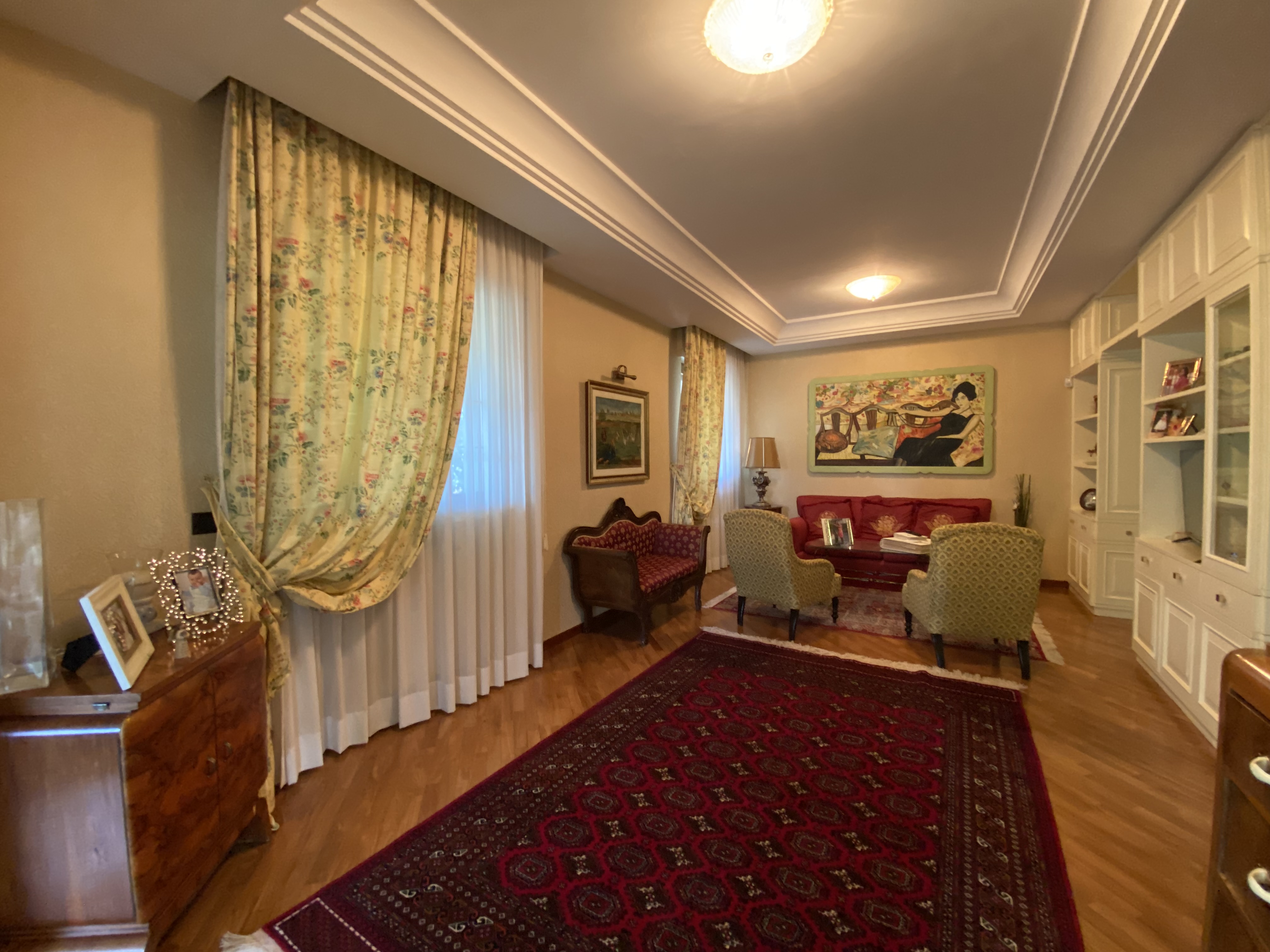 VILLA RIFINITA DISPOSTA SU TRE LIVELLI CON AMPIO GIARDINO
