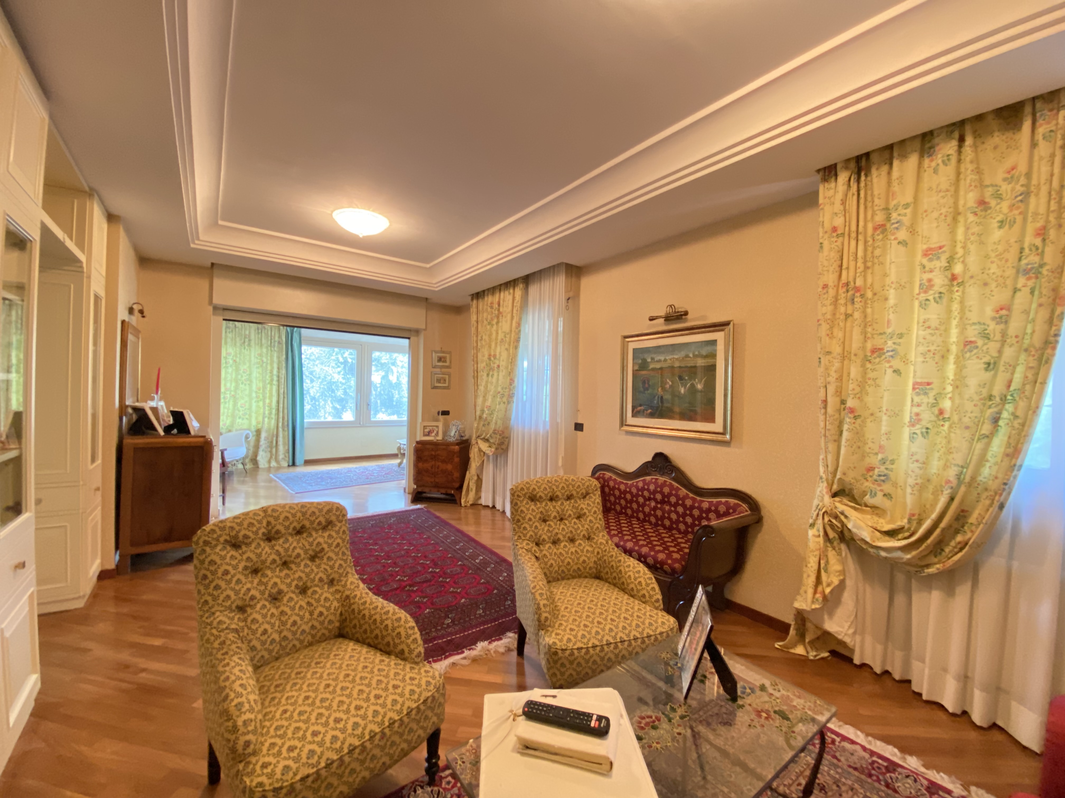 VILLA RIFINITA DISPOSTA SU TRE LIVELLI CON AMPIO GIARDINO